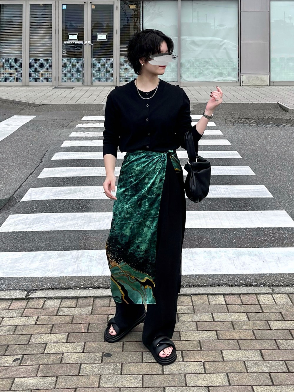 「シンプルコーデ、きれいめカジュアル、モード、レイヤードスタイル、スカーフ、モノトーン、ブラックコーデ、着回しコーデ、サンダルコーデ、お出かけコーデ、UNIQLO、初夏コーデ、ショートヘア、大人カジュアル、モードカジュアル」｜「LE VERNISのLE VERNIS(ル・ベルニ)ジグリーPUminiバッグ（ハンドバッグ、ブラック系）」を使った、ゆ ず も も .さん（骨格ウェーブ・レディース・160cm）の春コーディネートの1枚目の写真