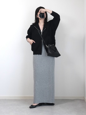 「AZUL by moussy（アズールバイマウジー）のダブルジッパーハンドバッグ（ショルダーバッグ、ブラック系）」を使った、ゆ ず も も .さん（レディース・160cm）の春コーディネート