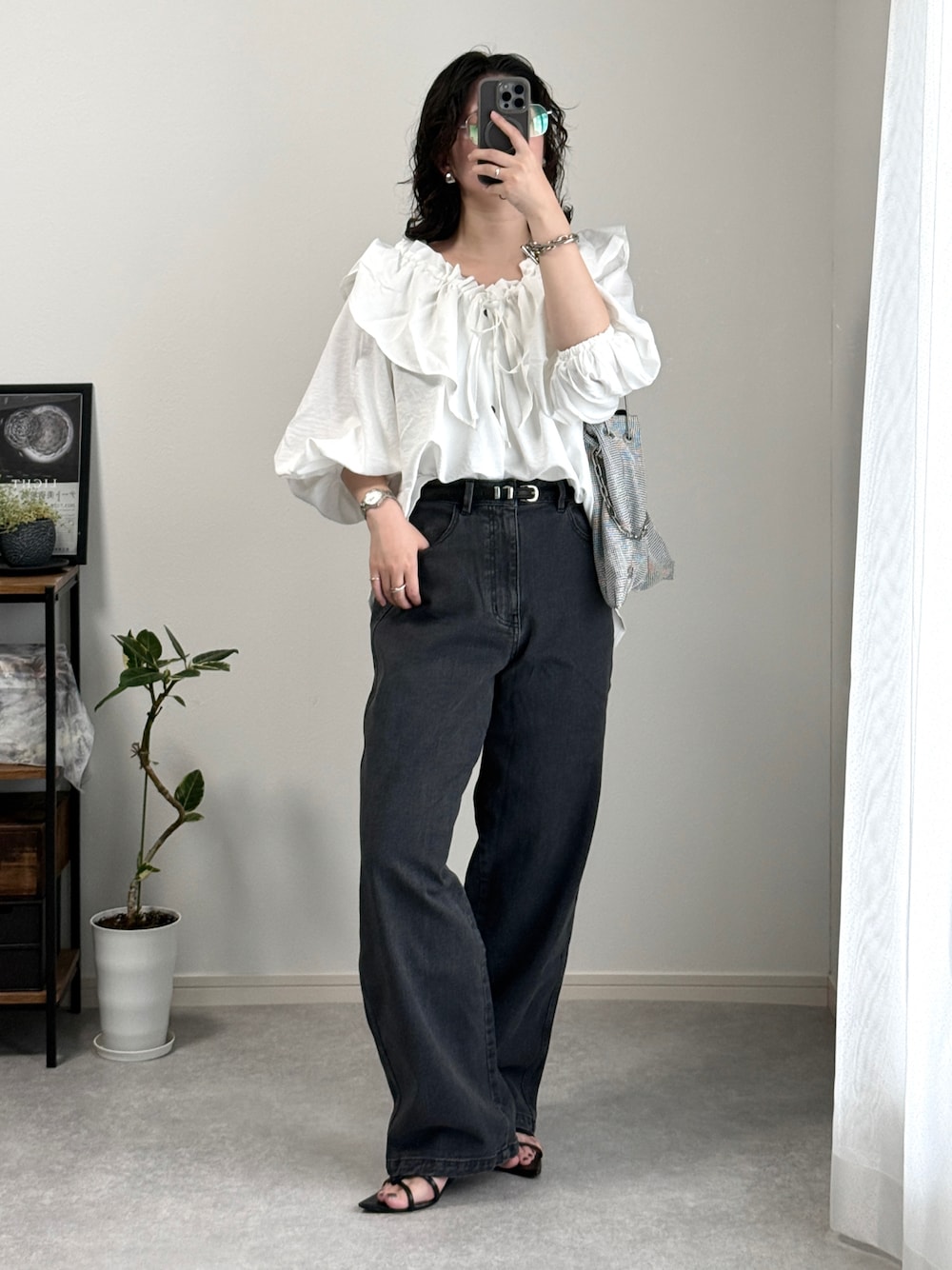 「モノトーン、サンダル、夏コーデ、ブラウス、ブラウス×デニム、ブラウスコーデ、デニムパンツ、デニムコーデ、春夏コーデ、大人カジュアル、オトナカジュアル、パンツスタイル、デニム、PR、メガネ女子」｜「PICHIのカーブデニムパンツ（デニムパンツ、ブラック系）」を使った、ゆ ず も も .さん（レディース・160cm）の夏コーディネートの1枚目の写真