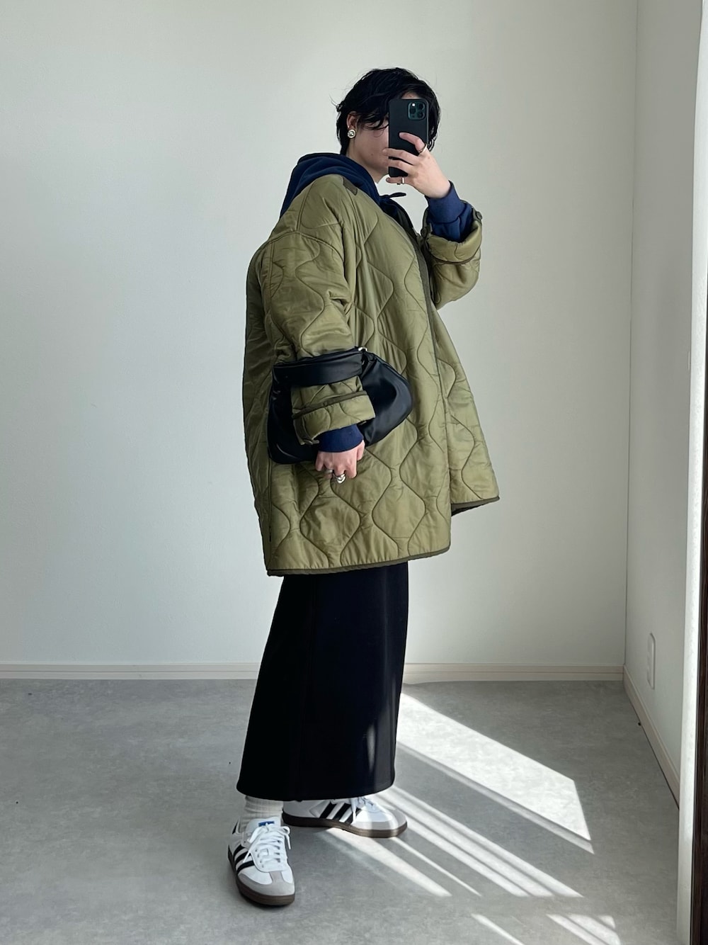 「キルティング、ロングスカート、パーカー、GU、プチプラ、シンプルコーデ、オトナカジュアル、お出かけコーデ、ミニバッグ、ビッグシルエット、スカート、カーキ、ネイビー、スポーツミックス、スニーカーコーデ」｜「LE VERNISのLE VERNIS(ル・ベルニ)ジグリーPUminiバッグ（ハンドバッグ、ブラック系）」を使った、ゆ ず も も .さん（骨格ウェーブ・レディース・160cm）の冬コーディネートの1枚目の写真