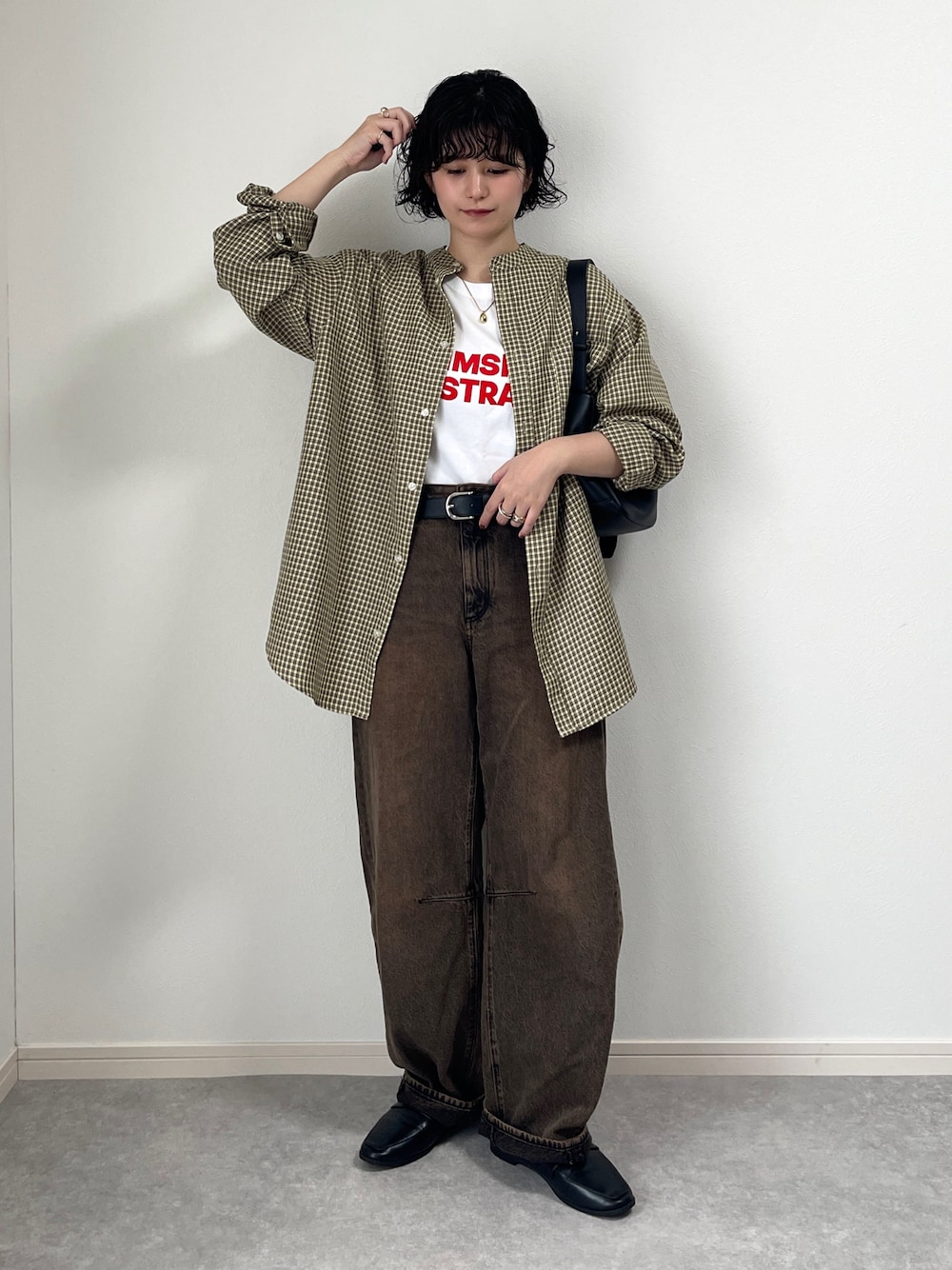「秋っぽコーデ更新中、チェック、秋服、シャツスタイル、ブラウン、カジュアルコーデ、きれいめカジュアル、デニム、ローファー、秋コーデ、ロゴT、パンツスタイル、着回しコーデ、プチプラ、チェックシャツ」｜「GUのアイテム（デニムパンツ、ブラウン系）」を使った、ゆ ず も も .さん（骨格ウェーブ・レディース・160cm）の秋コーディネートの1枚目の写真