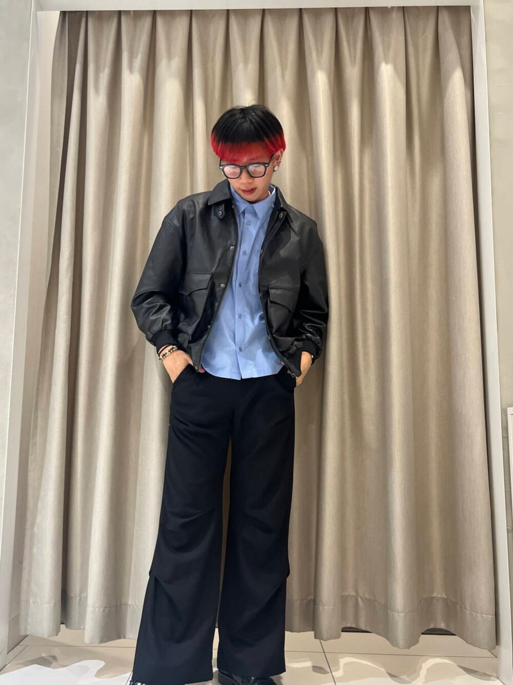 ブラック系のその他シューズ、ブラック系のその他パンツ、ブラック系のブルゾンを着用したメンズの夏コーディネートの1枚目の写真