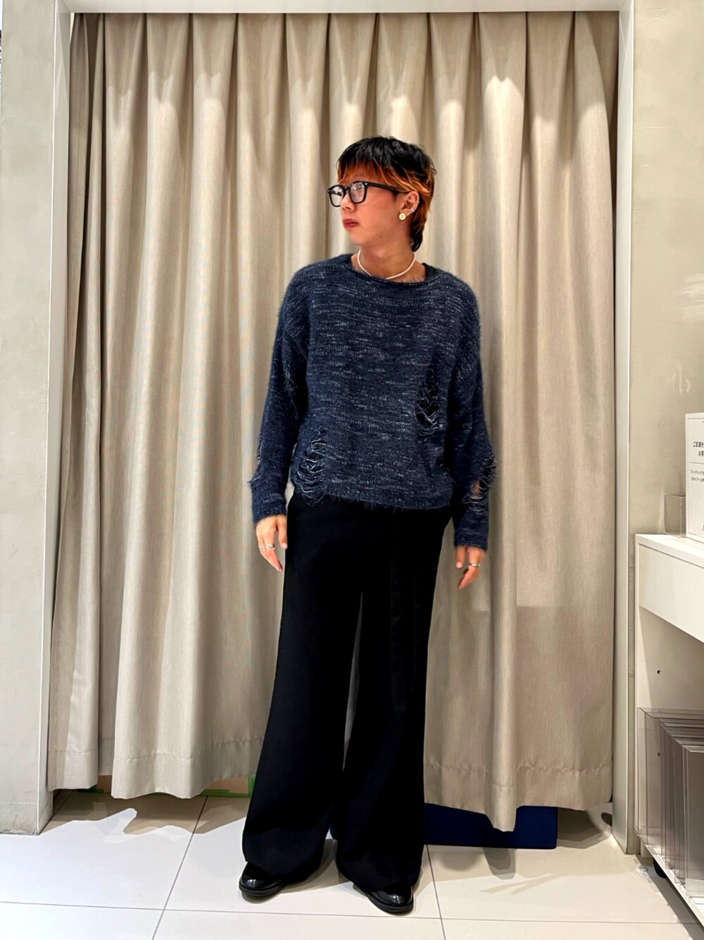 ブラック系のその他シューズ、ブラック系のその他パンツ、ブルー系のニット/セーターを着用したメンズの秋コーディネートの1枚目の写真