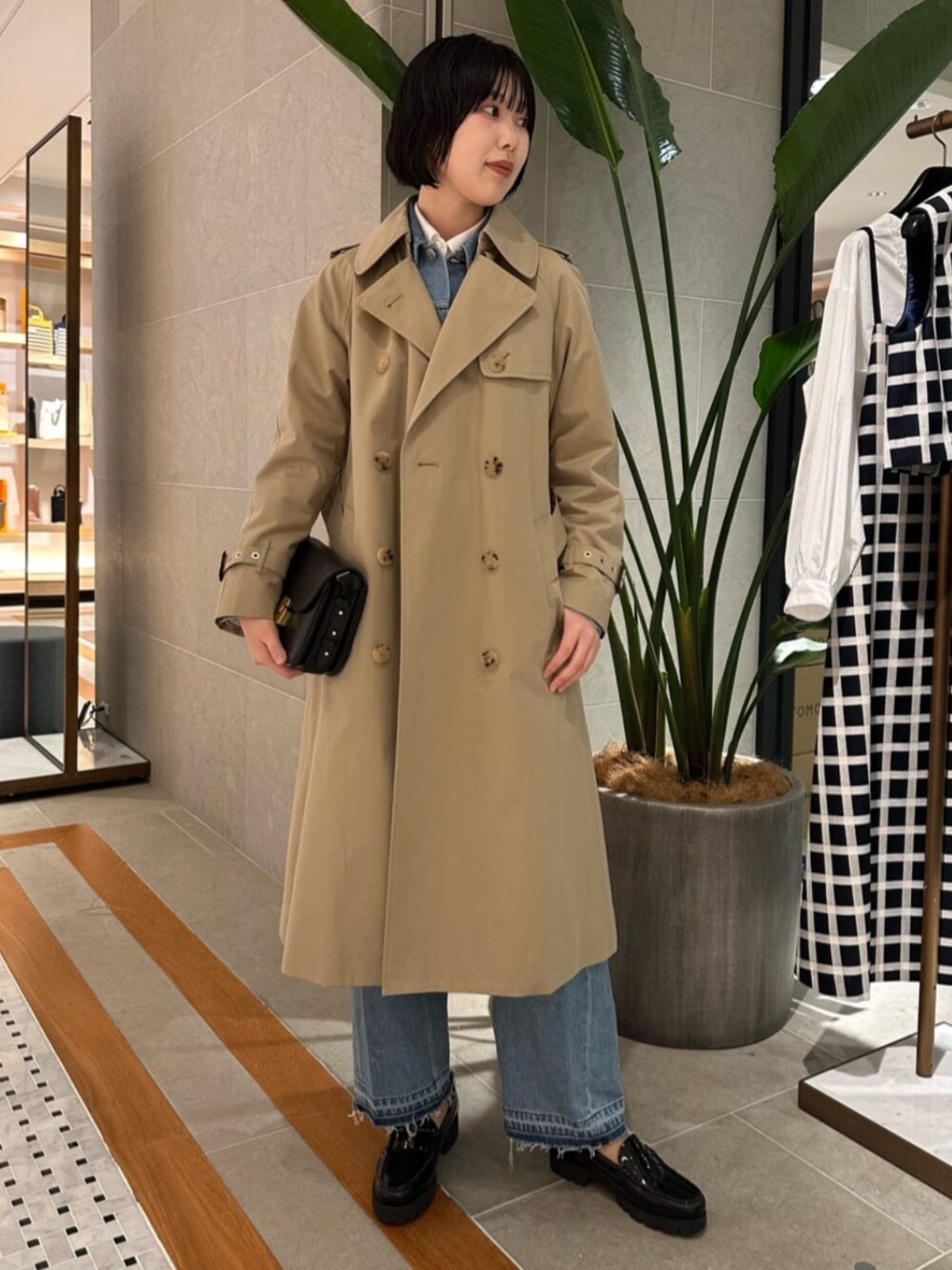 「TOMORROWLAND、トゥモローランド、MACKINTOSH、MACKINTOSH LONDON、MACPHEE、soeur、G.H.BASS、別注、トレンチコート、デニムジャケット、デニム、デニムセットアップ、大人カジュアル」｜「soeurのSoeur BELLISSIMA MINI レザーショルダーバッグ（ショルダーバッグ、ブラック系）」を使った、Hosomi_TOMORROWLANDさん（レディース・163cm）の春コーディネートの1枚目の写真