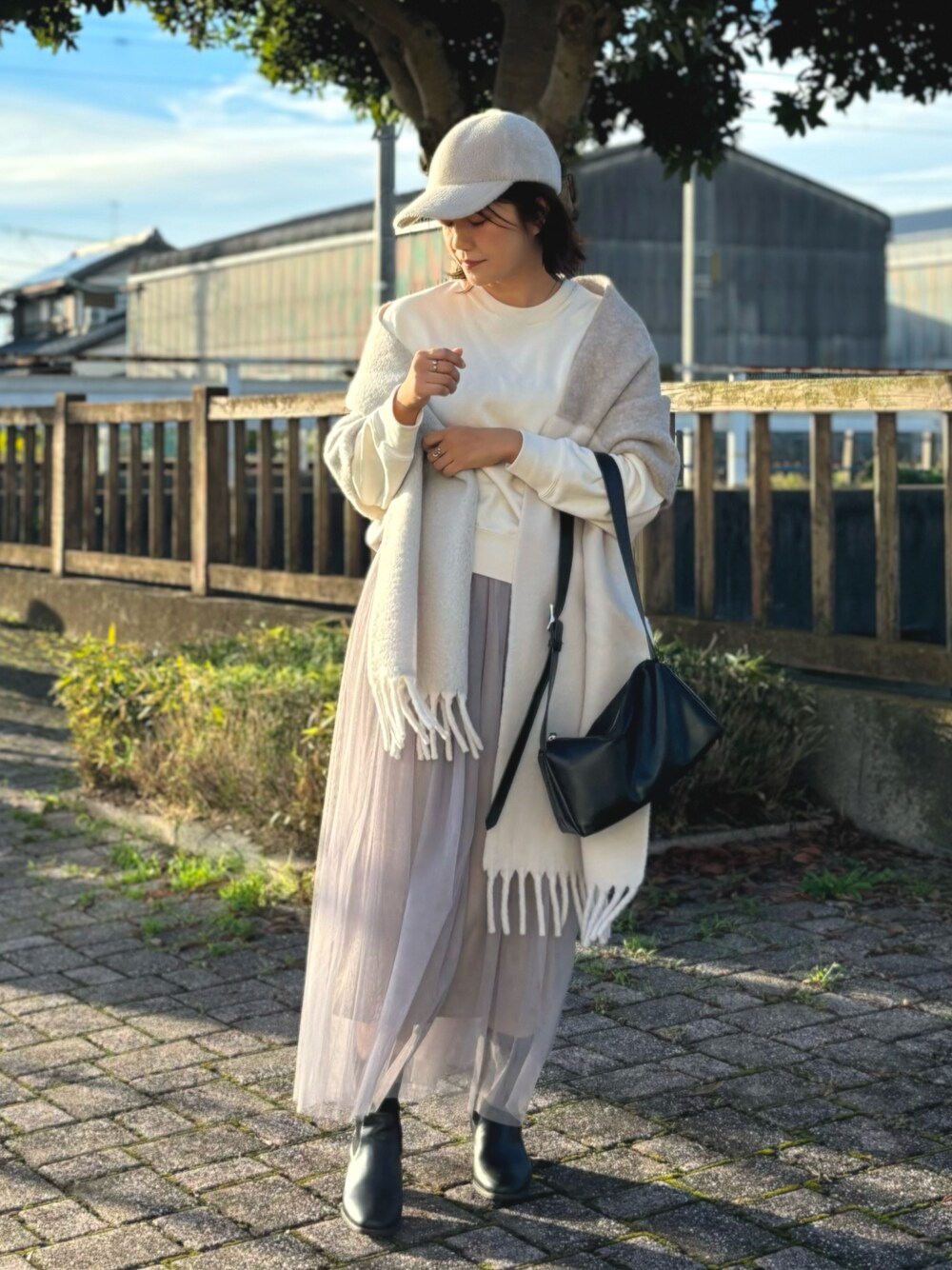 「ライトグレー、秋コーデ、シャギー、キャップ、きれいめカジュアル、ストール、チュールスカート、モノトーン、スウェット、スウェットコーデ、ニットブーツ、淡色コーデ、ママコーデ、UNIQLO」｜「UNIQLOの01 オフホワイト,Mサイズ（スウェット、ホワイト系）」を使った、𝙮𝙪𝙠𝙞さん（レディース・158cm）の秋コーディネートの1枚目の写真