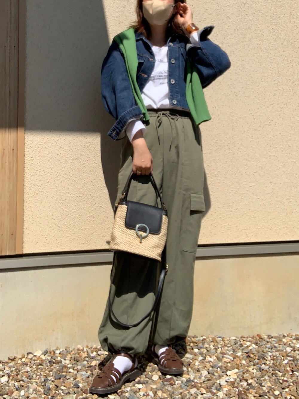 「いまどきジャケット写真、春コーデ、ママコーデ、デニムジャケット、UNIQLO、ロゴT、ロンT、カーゴパンツ、GU、カーディガン、グリーン、グルカサンダル、かごバッグ、ショルダーバッグ、プチプラ」｜「HALEY PESCAのHALEY PESCA/フロントロゴ ロンT（Tシャツ/カットソー、ホワイト系）」を使った、𝙮𝙪𝙠𝙞さん（レディース・158cm）の春コーディネートの1枚目の写真