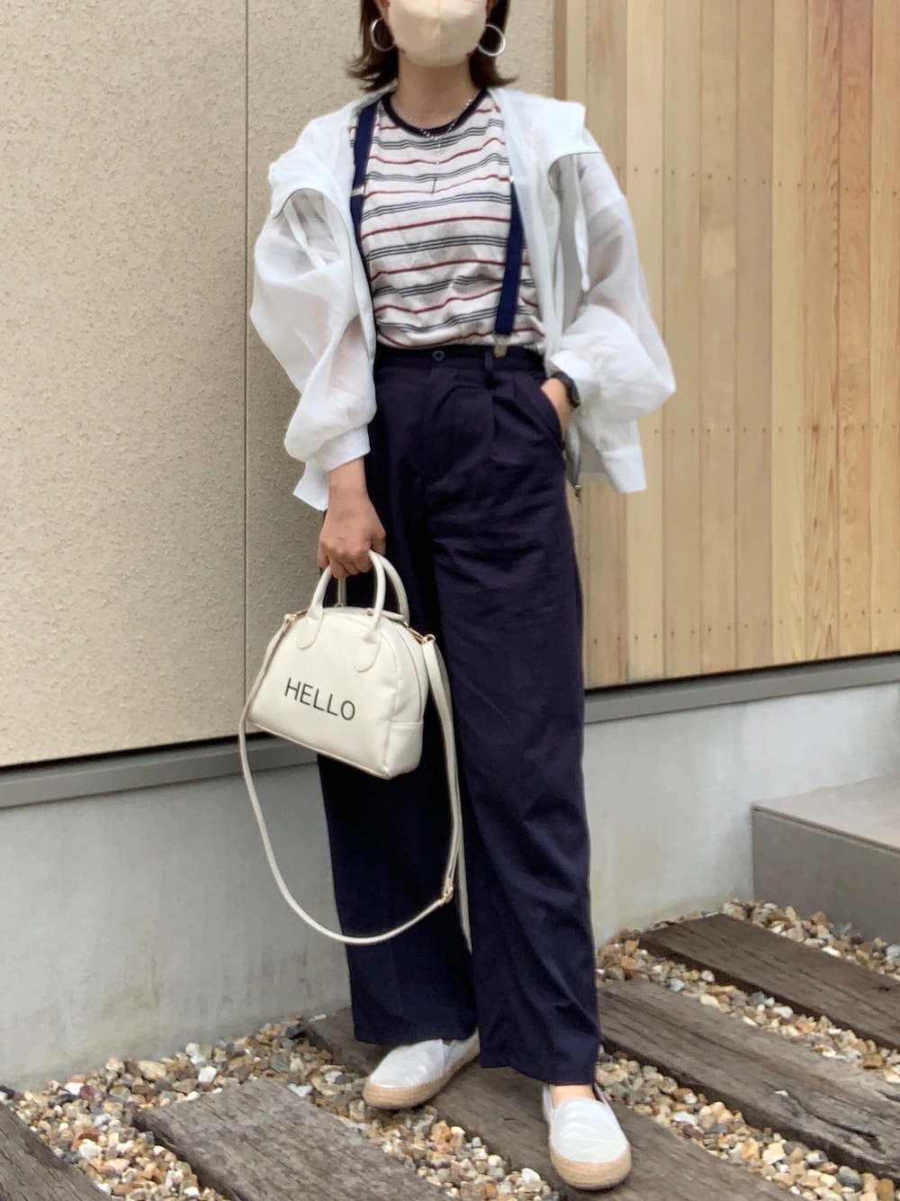 「初夏コーデ、ママコーデ、大人カジュアル、ボーダー、Tシャツ、シアー、マウンテンパーカー、キャップ、ボストンバッグ、ショルダーバッグ、サスペンダー、スラックス、シルバー、スリッポン」｜「DISCOATの【WEB限定】シアーフードマウンテンパーカー（ブルゾン、ホワイト系）」を使った、𝙮𝙪𝙠𝙞さん（レディース・158cm）の春コーディネートの1枚目の写真