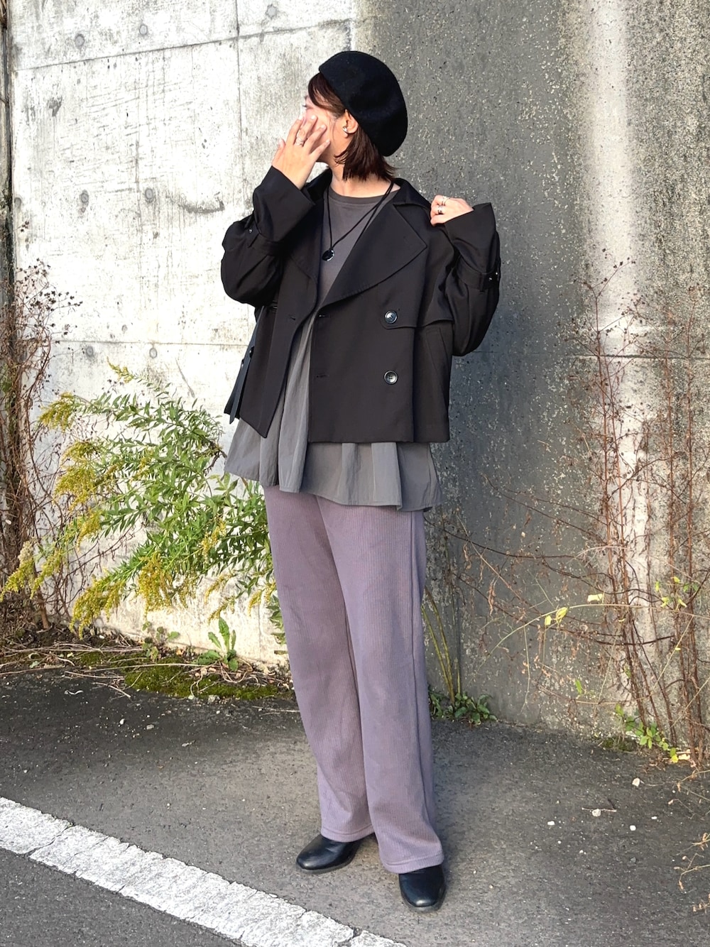 「reca、recaコーデ、裏起毛パンツ、リブパンツ、セミワイドパンツ、チャコールグレー、モノトーン、秋コーデ、トレンチコート、ショート丈アウター、休日スタイル、ベレー帽、ブーツ、ティアード」｜「recaの【美シルエット】ミンク風裏起毛セミワイドリブパンツ（その他パンツ、グレー系）」を使った、𝙮𝙪𝙠𝙞さん（レディース・158cm）の秋コーディネートの1枚目の写真