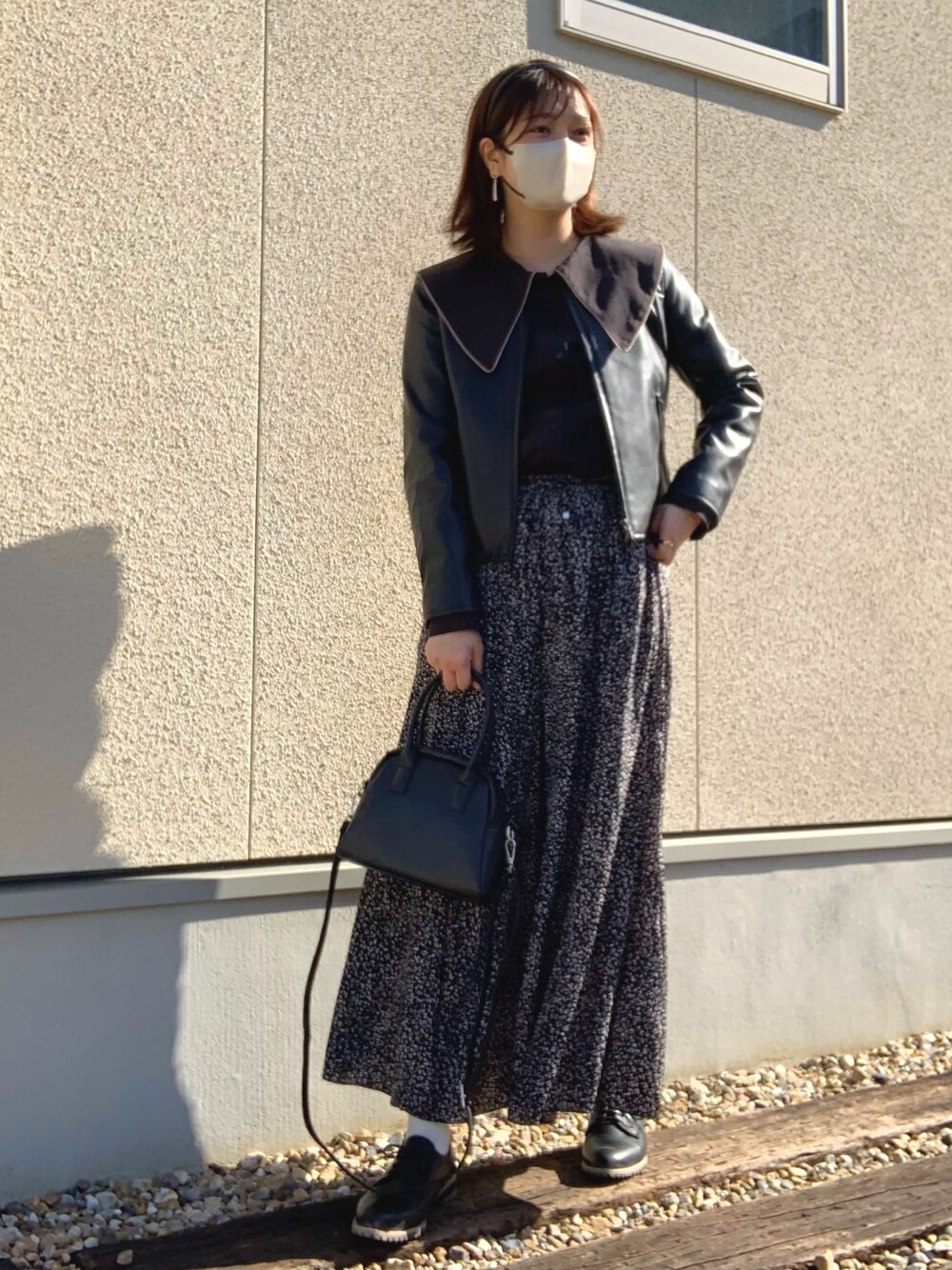 「春服デビュー宣言、春服みてみて、きれいめカジュアル、ママコーデ、オールブラック、ブラックコーデ、ジャケット、レザージャケット、春アウター、ビッグカラー、シャツスタイル、フレアパンツ、カチューシャ」｜「ROPE' PICNICのフェイクレザーノーカラーブルゾン（ノーカラージャケット、ブラック系）」を使った、𝙮𝙪𝙠𝙞さん（レディース・158cm）の春コーディネートの1枚目の写真