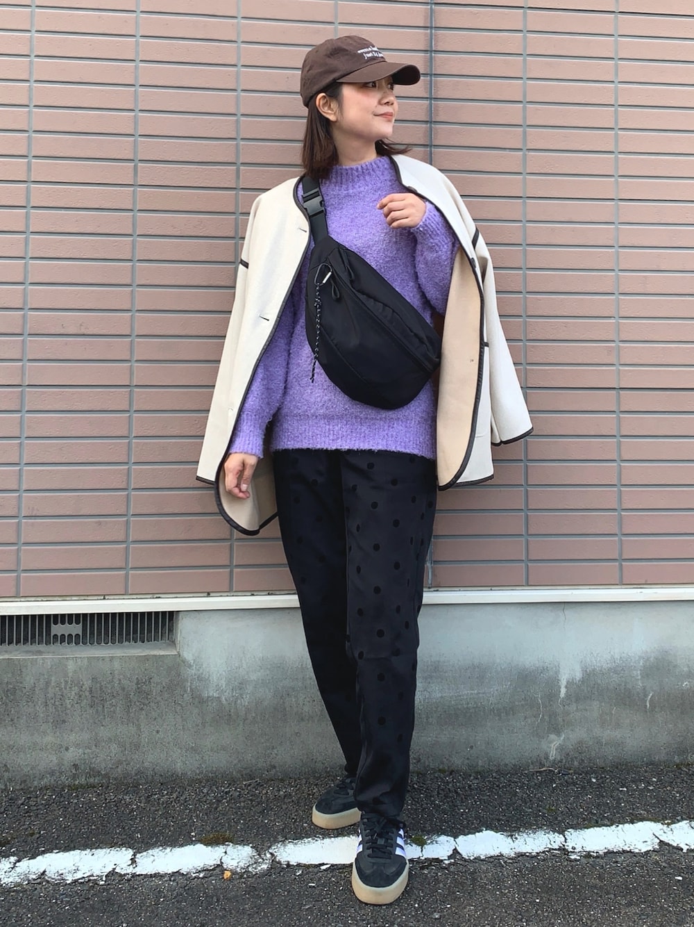 「PR、ikka、休日スタイル、ママコーデ、きれいめカジュアル、春色、パープル、ラメニット、ドット柄、スラックス、スニーカー、キャップ、パイピングコート、ボディバッグ、ショルダーバッグ」｜「ikkaのラメブークレーハイネックプルオーバー（ニット/セーター、パープル系）」を使った、𝙮𝙪𝙠𝙞さん（レディース・158cm）の冬コーディネートの1枚目の写真