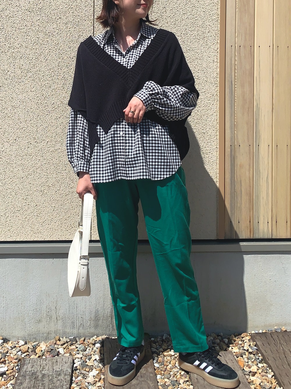 「ママコーデ、レイヤードスタイル、大人カジュアル、ベスト、ギンガムチェック、チェック、チェックシャツ、UNIQLO、ブラウス、カラーパンツ、グリーン、ハーフムーンバック、ワンハンドルバッグ、adidas、スニーカー」｜「UNIQLOのボリュームチェックブラウス【ブラック】（シャツ/ブラウス、ブラック系）」を使った、𝙮𝙪𝙠𝙞さん（レディース・158cm）の春コーディネートの1枚目の写真
