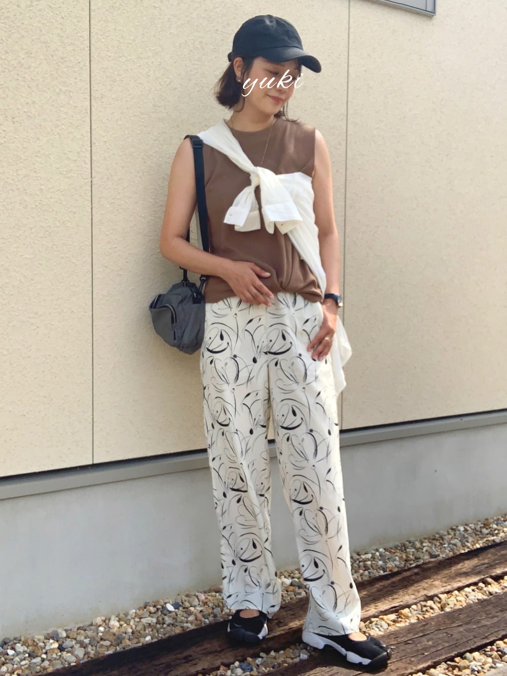 ホワイト系のその他パンツ、ベージュ系のタンクトップ、グレー系のボディバッグ/ウエストポーチを着用したレディースの夏コーディネートの1枚目の写真