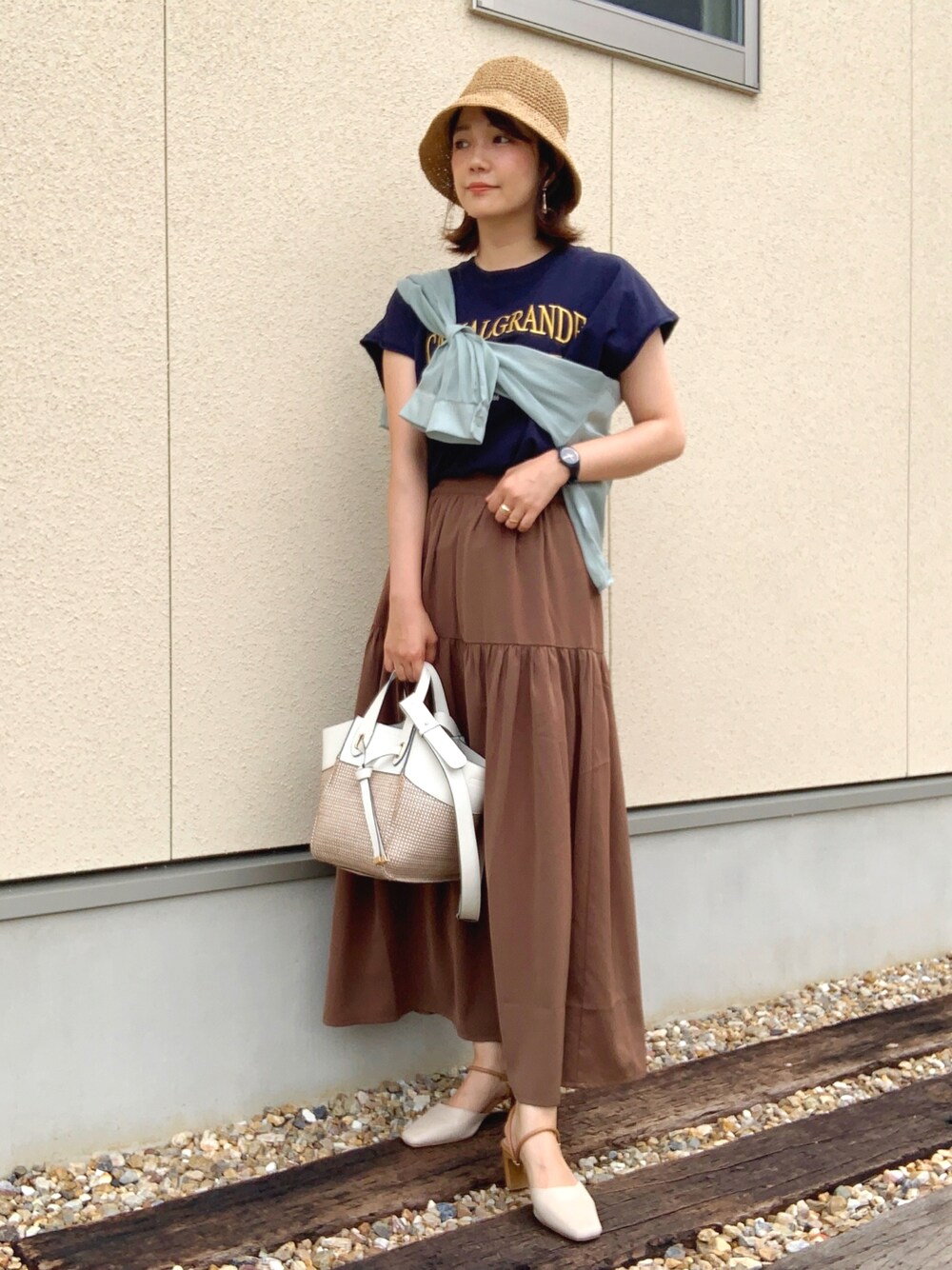 「今日のコスメと服、夏コーデ、ママコーデ、きれいめカジュアル、夏だ！Tシャツ着よう！、ロゴT、シアートップス、シアーシャツ、かごバッグ、バケットハット、麦わら帽子、UNIQLO、ロングスカート、パンプス、ブラウン」｜「UNIQLOのアイテム（ハット、ベージュ系）」を使った、𝙮𝙪𝙠𝙞さん（レディース・158cm）の夏コーディネートの1枚目の写真