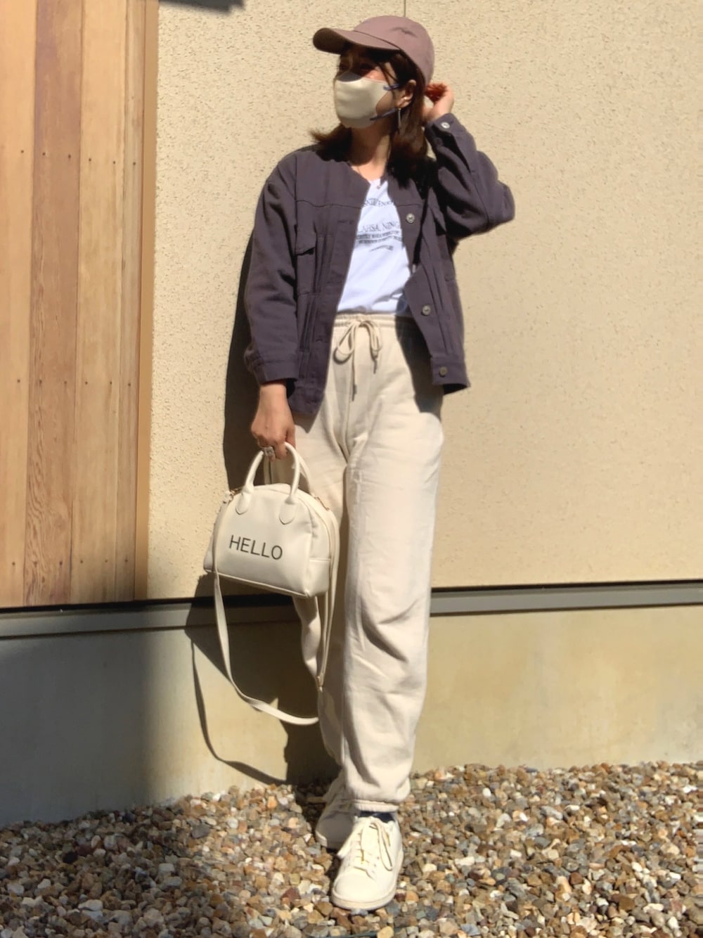 「春コーデ、ママコーデ、春服みてみて、帰省、デニムジャケット、スウェット、スウェットパンツ、キャップ、ピンク、白スニーカー、adidas、ロゴT、ショルダーバッグ、ホワイトコーデ、ブローチ」｜「AMAILのPeaceful logo cap（キャップ、ピンク系）」を使った、𝙮𝙪𝙠𝙞さん（レディース・158cm）の春コーディネートの1枚目の写真