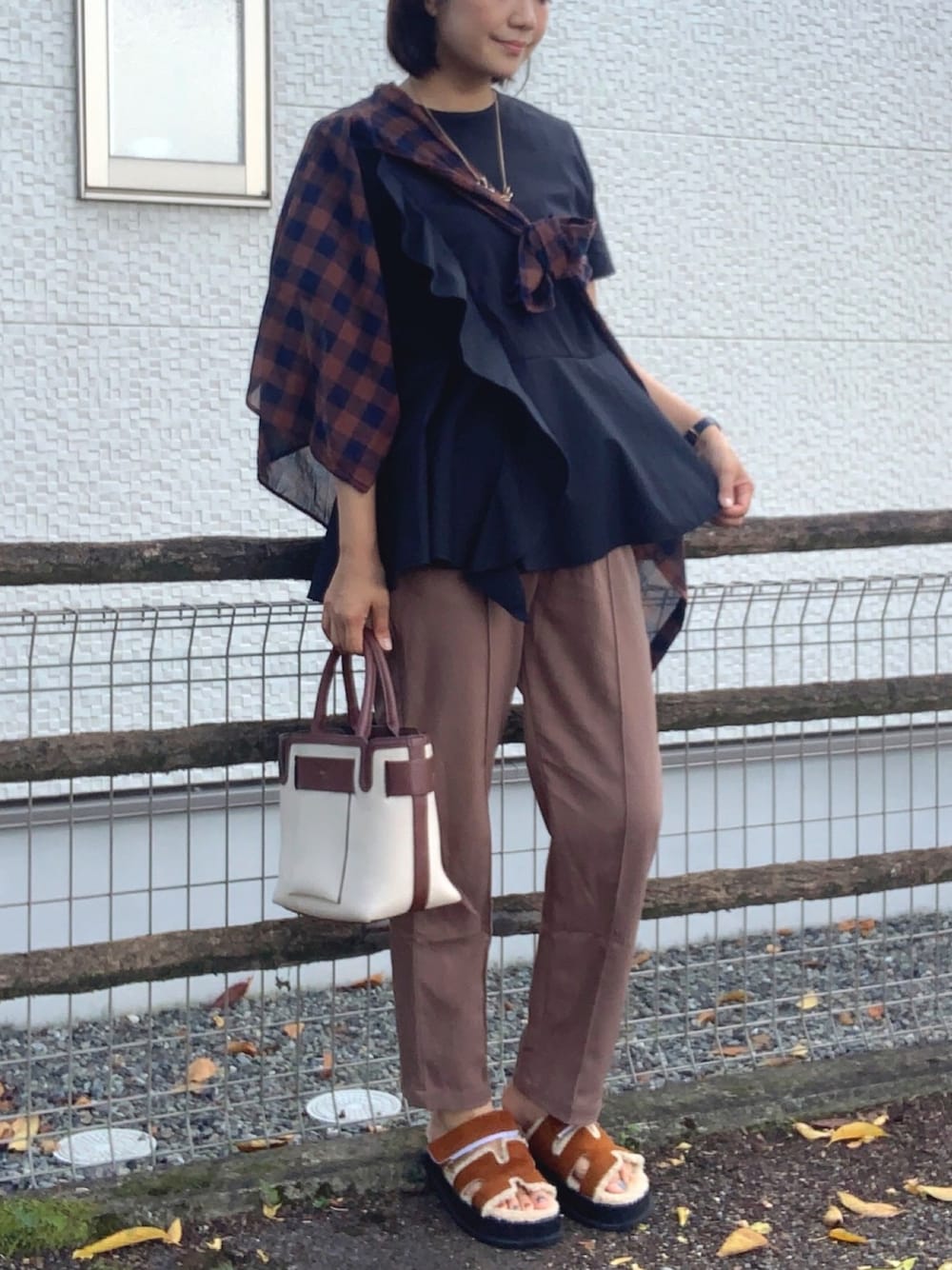 「初秋コーデ、休日スタイル、ママコーデ、きれいめカジュアル、シンプルコーデ、シャツスタイル、チェック、シアーシャツ、ボアサンダル、トートバッグ、ぺプラムトップス、フリル、ブラウン」｜「OPAQUE.CLIPのシルケットコットン フハク切替 フリルカットソー【WEB限定サイズ】（Tシャツ/カットソー、ブラック系）」を使った、𝙮𝙪𝙠𝙞さん（レディース・158cm）の秋コーディネートの1枚目の写真