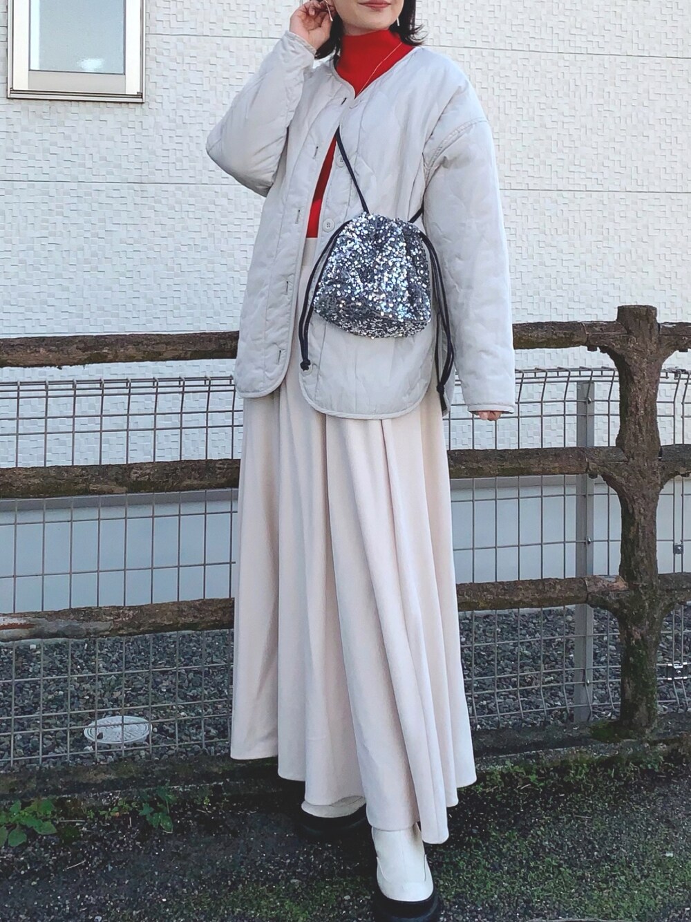 「クリスマスに着たい服、ホワイトコーデ、淡色コーデ、きれいめコーデ、ママコーデ、PR、DoulaDoula、Girly Doll、赤ニット、赤、キルティング、リバーシブル、ブーツ、ショルダーバッグ、スパンコール」｜「ap retroのスパンコール巾着バッグ（ショルダーバッグ、シルバー系）」を使った、𝙮𝙪𝙠𝙞さん（レディース・158cm）の冬コーディネートの1枚目の写真