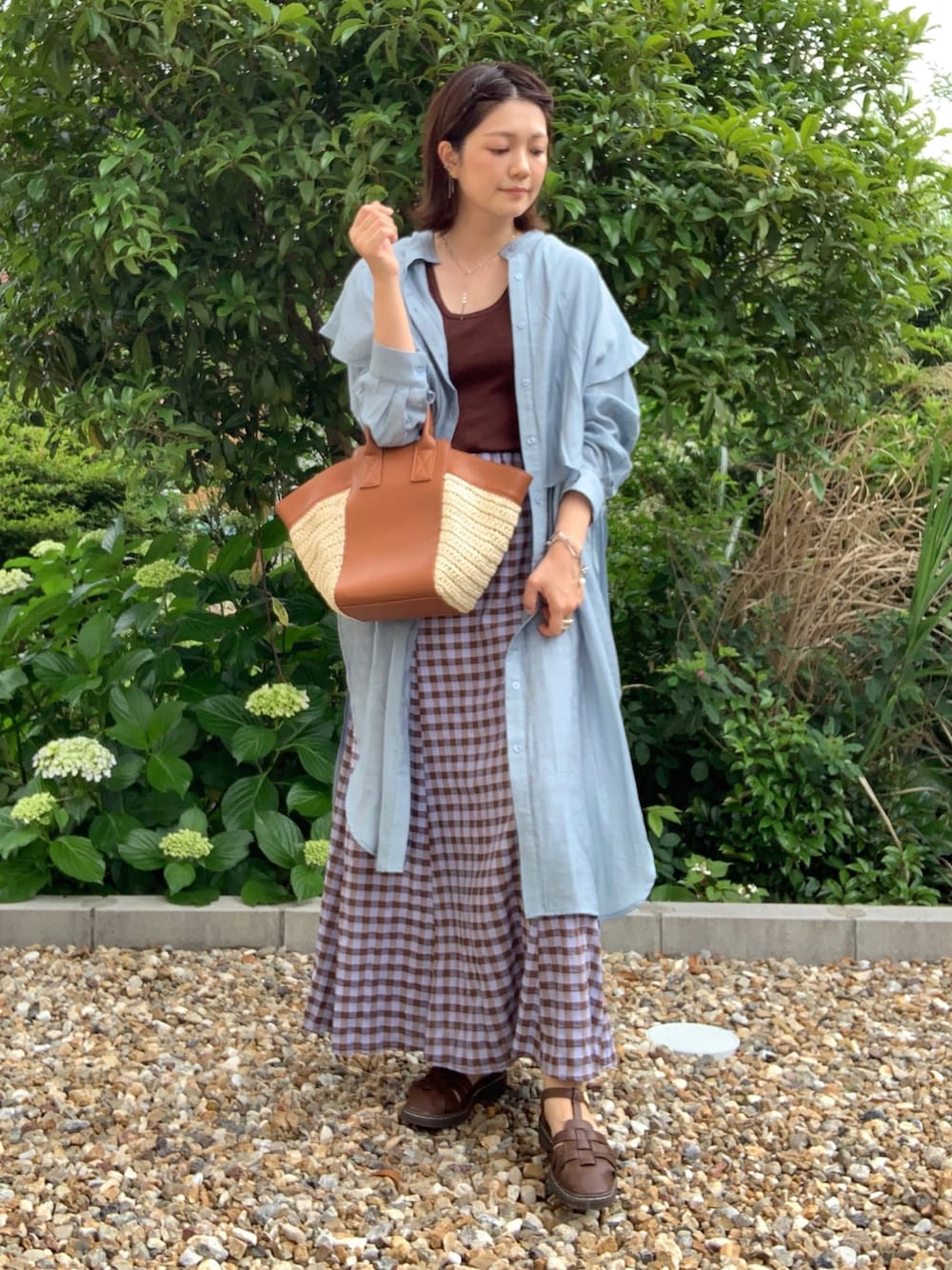 「夏のコスメと服、ママコーデ、初夏コーデ、レイヤードスタイル、きれいめカジュアル、ナチュラルスタイル、チェック、マーメイドスカート、シアートップス、シアーシャツ、シャツワンピ、グルカサンダル、タンクトップ、かごバッグ、シルバーアクセサリー」｜「Bonjour Saganのバンドカラーデザインシャツワンピース（ワンピース、ブルー系）」を使った、𝙮𝙪𝙠𝙞さん（レディース・158cm）の春コーディネートの1枚目の写真