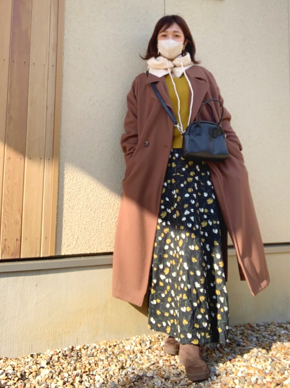 「大人カジュアル、休日スタイル、冬コーデ、初詣、チェスターコート、イエロー、ニット、バラクラバ、花柄、スカート、ブーツ」｜「BASEMENT onlineのアイテム（ニット/セーター、イエロー系）」を使った、𝙮𝙪𝙠𝙞さん（レディース・158cm）の冬コーディネートの1枚目の写真