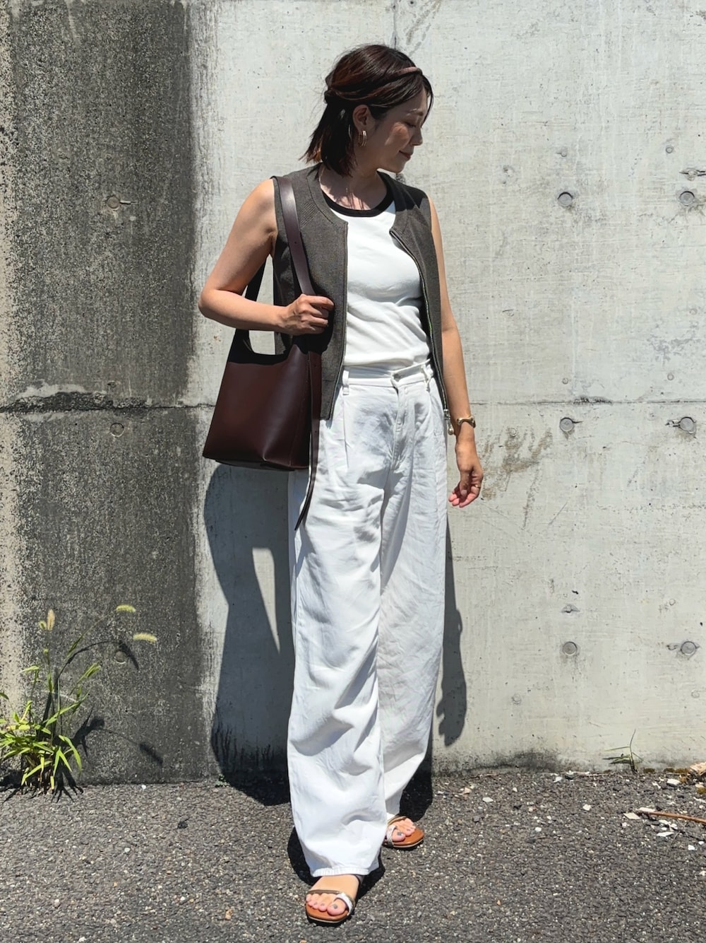 「アツいコーデ全部見せ、秋カラー、GU、UNIQLO、ダブルジップ、ベスト、ノースリーブニット、デニム、タンクトップ、アメリカンスリーブ、サンダル、ショルダーバッグ」｜「UNIQLOのホワイト,Mサイズ（タンクトップ、ホワイト系）」を使った、𝙮𝙪𝙠𝙞さん（レディース・158cm）の夏コーディネートの1枚目の写真