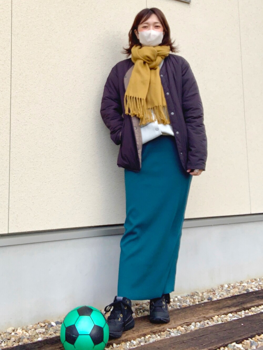 「大人カジュアル、ママコーデ、休日スタイル、冬コーデ、シンプルコーデ、チェック、ニット、ビッグシルエット、カーディガン、マフラーぐるぐる、イエロー、ブルゾン、ナロースカート、スニーカーブーツ、スノーブーツ」｜「classicalelfの【AIR-TECH】驚きの軽さ！機能性中綿2wayブルゾン（ブルゾン、ブラック系）」を使った、𝙮𝙪𝙠𝙞さん（レディース・158cm）の冬コーディネートの1枚目の写真