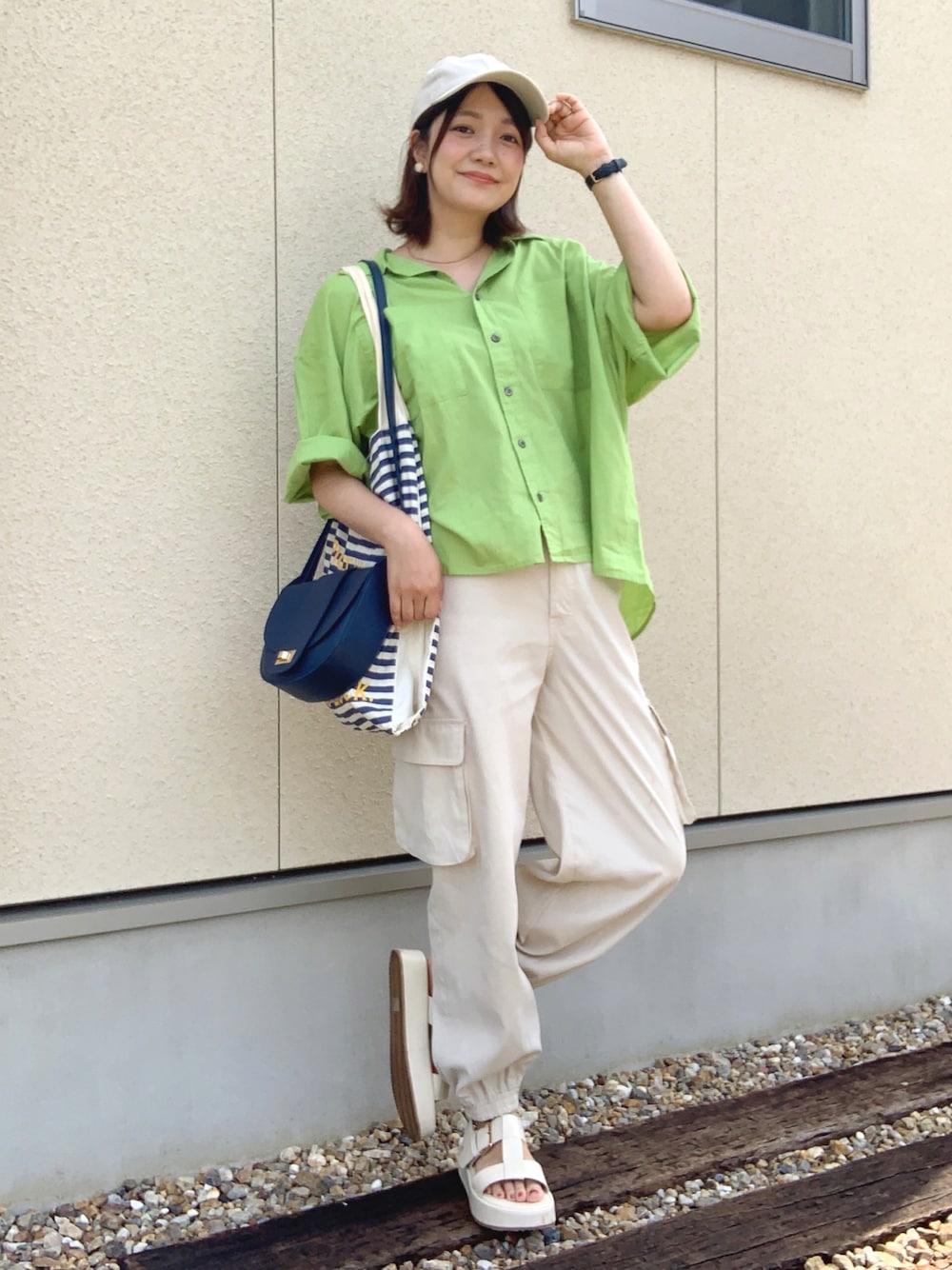 「今日のコスメと服、夏コーデ、ママコーデ、カラーコーデ、厚底シューズ、グルカサンダル、キャップ、シャツスタイル、シアーシャツ、シアートップス、インド綿、カーゴパンツ、ショルダーバッグ、グリーン」｜「ANGIEのインドボイルシアー半袖オーバーシャツ/無地/ストライプ（シャツ/ブラウス、グリーン系）」を使った、𝙮𝙪𝙠𝙞さん（レディース・158cm）の夏コーディネートの1枚目の写真
