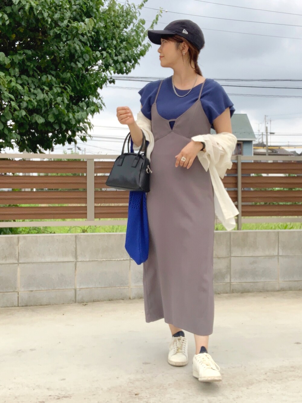 「このスタイルがお気に入り、今日のコスメと服、ママコーデ、レイヤードスタイル、夏コーデ、キャップ、キャミワンピ、白スニーカー、adidas、シアートップス、シアーシャツ、サマーニット、メッシュバッグ、ミニバッグ、ブルー」｜「NEW ERAの【NEW ERA】ニューエラ キャップ 9TWENTY MINI LOGO MLB ニューヨークヤンキース 帽子（キャップ、ブルー系）」を使った、𝙮𝙪𝙠𝙞さん（レディース・158cm）の夏コーディネートの1枚目の写真