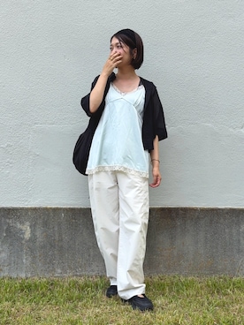トップス（ブルー系）を使った「白パンツ」の人気ファッション