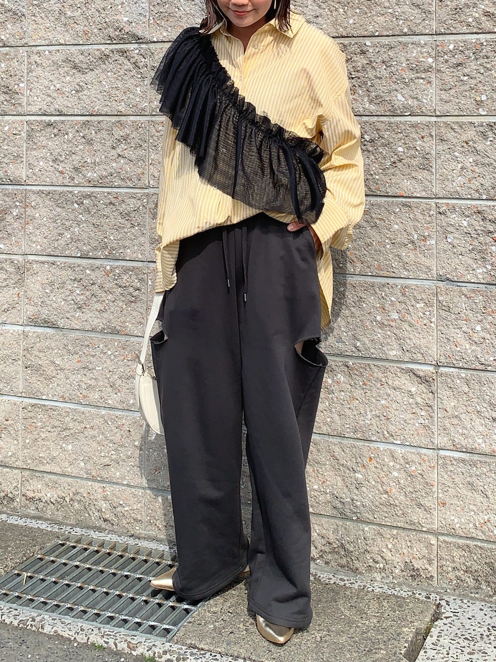 「PR、each、チュール、つけ襟、マルチウェイ、ママコーデ、着回しコーデ、春コーデ、春色、シャツスタイル、ストライプシャツ、サイドスリット、ゴールドパンプス、ハーフムーンバック」｜「eachの【マルチウェイ】チュールフリル付け襟（付け襟、ブラック系）」を使った、𝙮𝙪𝙠𝙞さん（レディース・158cm）の春コーディネートの1枚目の写真