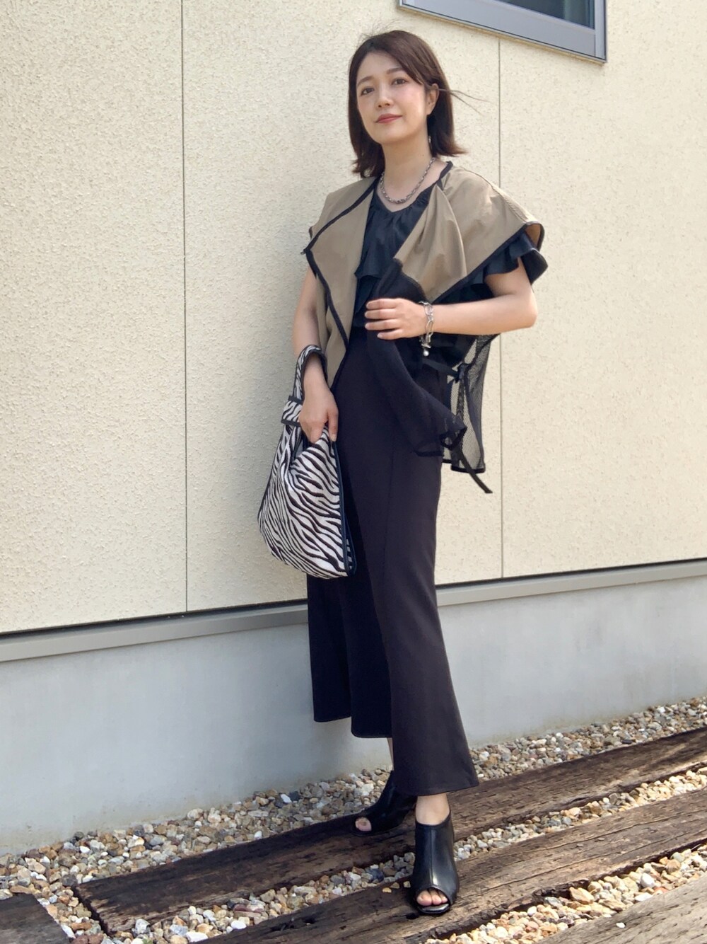 「夏のコスメと服、モード、初夏コーデ、きれいめカジュアル、レイヤードスタイル、ママコーデ、マーメイドスカート、ワントーンコーデ、モノトーン、ブラックコーデ、ゼブラ柄、フリルブラウス、ベスト、メッシュ、シルバーアクセサリー」｜「Javaの《JaVa ジャバコラボ》1枚で七変化！マルチウェイ異素材ドッキングベスト（ベスト、グリーン系）」を使った、𝙮𝙪𝙠𝙞さん（レディース・158cm）の夏コーディネートの1枚目の写真