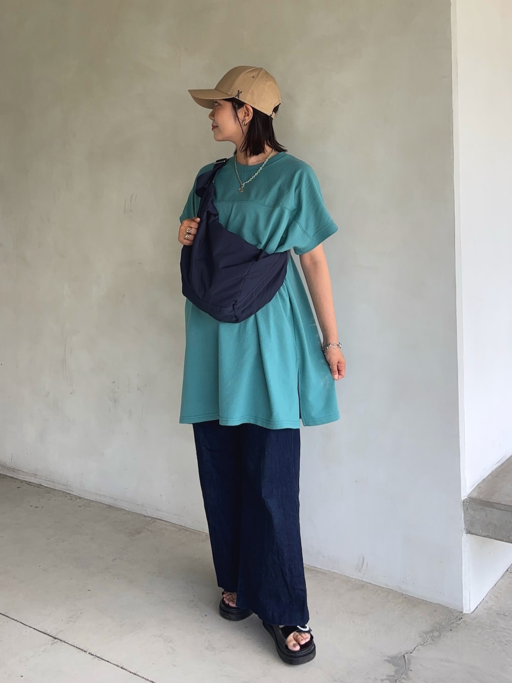 「reca、バックロゴ、ロゴT、サンダル、チュニック、Tシャツ、デニム、ショルダーバッグ、大きめバッグ、キャップ、公園コーデ、運動会コーデ、ママコーデ、体型カバー」｜「recaのバックロゴプリントワイドチュニックTシャツ（Tシャツ/カットソー、グリーン系）」を使った、𝙮𝙪𝙠𝙞さん（レディース・158cm）の夏コーディネートの1枚目の写真