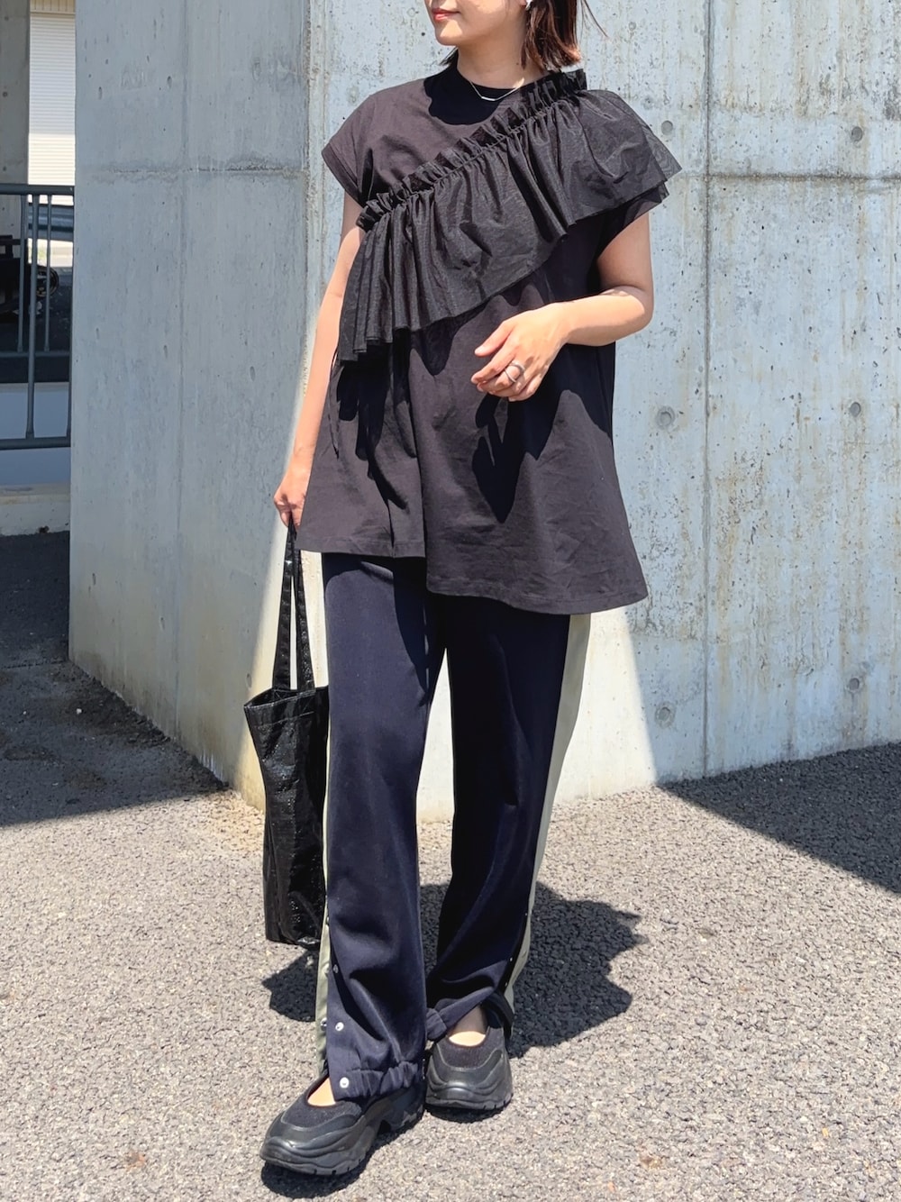 「reca、黒Tシャツ、フレンチスリーブ、接触冷感、マタニティ、マタニティコーデ、トラックパンツ、フリル、チュール、付け襟、ブラックコーデ、ショルダーバッグ、Aライン、ママコーデ、スポーツミックス」｜「recaの【接触冷感】フレンチスリーブフレアTシャツ（Tシャツ/カットソー、ブラック系）」を使った、𝙮𝙪𝙠𝙞さん（レディース・158cm）の春コーディネートの1枚目の写真