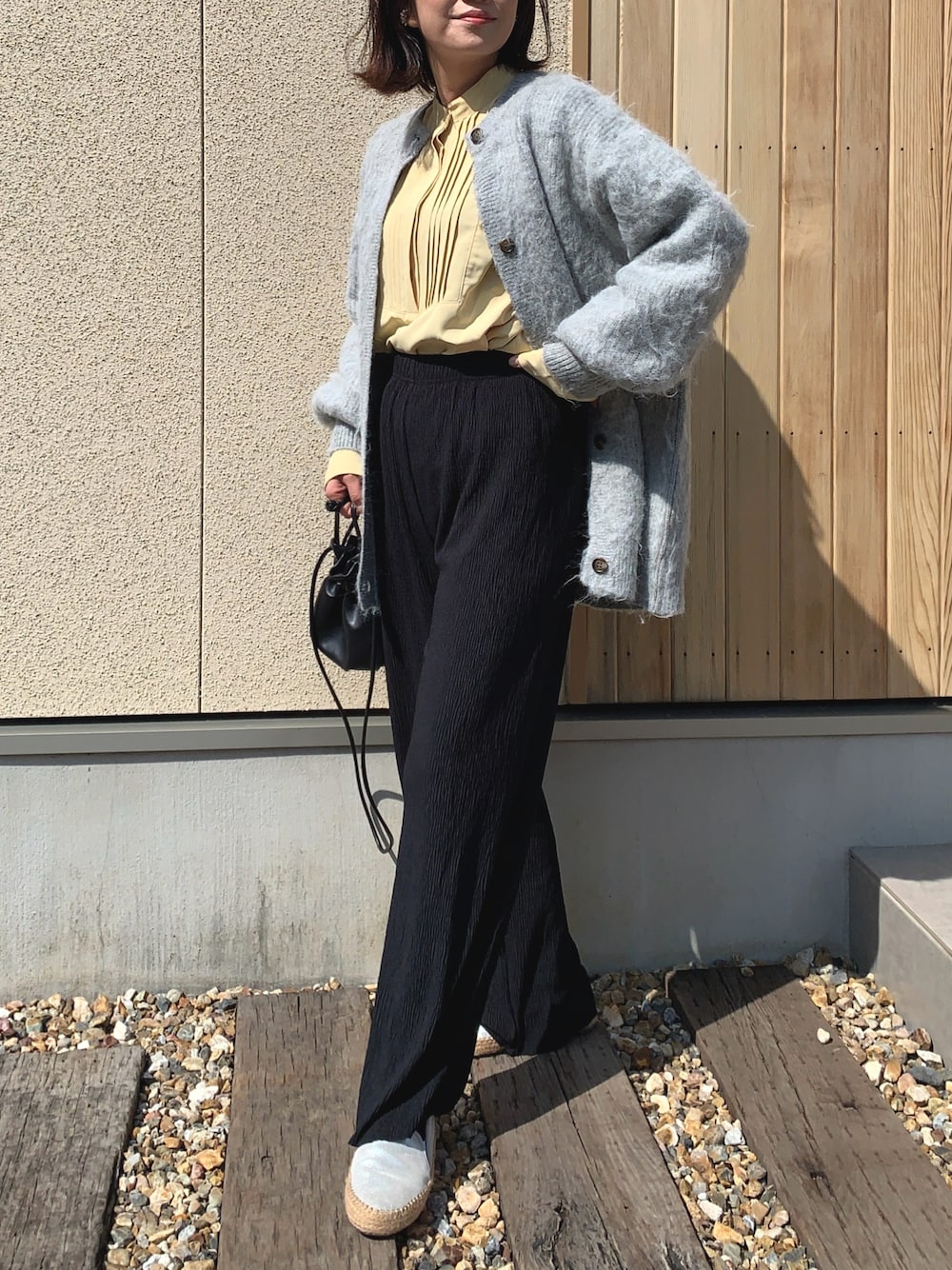 「春のおしゃ見えテクニック、春服みてみて、PR、each、リラックスパンツ、セルフカット、着回しコーデ、ママコーデ、シャツスタイル、カーディガン、シャギーニット、巾着バッグ、スリッポン、春色」｜「eachのセルフカット無地＆アソート柄リラックスパンツ（その他パンツ、ブラック系）」を使った、𝙮𝙪𝙠𝙞さん（レディース・158cm）の春コーディネートの1枚目の写真