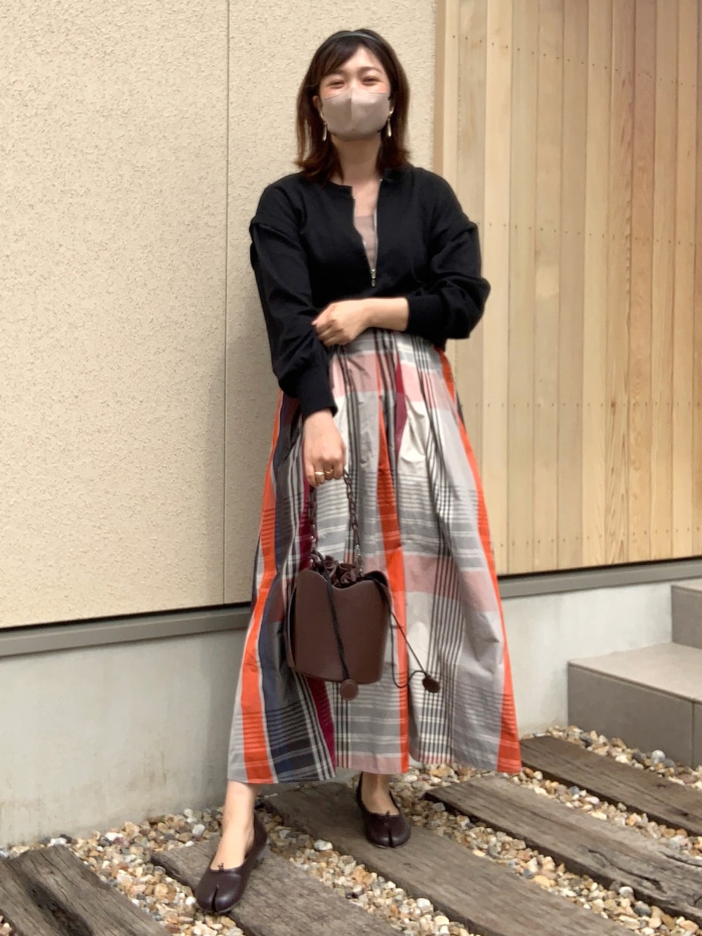 「大人ガーリー、きれいめカジュアル、ママコーデ、バレエシューズ、足袋バレエ、チェックスカート、ハーフジップ、カチューシャ、ハンドバッグ」｜「tiptopのハーフジッププルオーバー×ワンピースSET（ワンピース、ブラック系）」を使った、𝙮𝙪𝙠𝙞さん（レディース・158cm）の春コーディネートの1枚目の写真