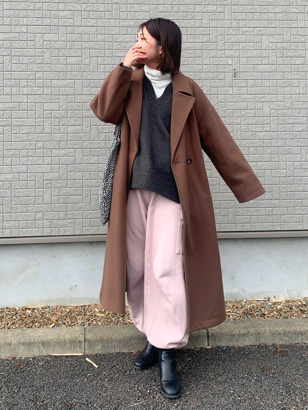 「きれいめカジュアル、ママコーデ、スウェット、スウェットパンツ、カーゴパンツ、UNIQLO、ニット、Vネックニット、タートルネック、ブーツ、ピンク、ペールトーン、ロングコート、トートバッグ、プチプラ」｜「andmeの天竺編みVネック長袖ニットトップス（ニット/セーター、グレー系）」を使った、𝙮𝙪𝙠𝙞さん（レディース・158cm）の冬コーディネートの1枚目の写真