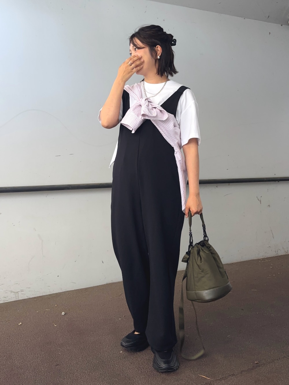 「最近のいい感じコーデ、サロペット、GU、UNIQLO、モノトーン、ストライプシャツ、たすき掛け、Tシャツ、白Tシャツ、シンプルコーデ、ママコーデ、ＧＷ」｜「GUのブラック,Mサイズ（サロペット/オーバーオール、ブラック系）」を使った、𝙮𝙪𝙠𝙞さん（レディース・158cm）の春コーディネートの1枚目の写真