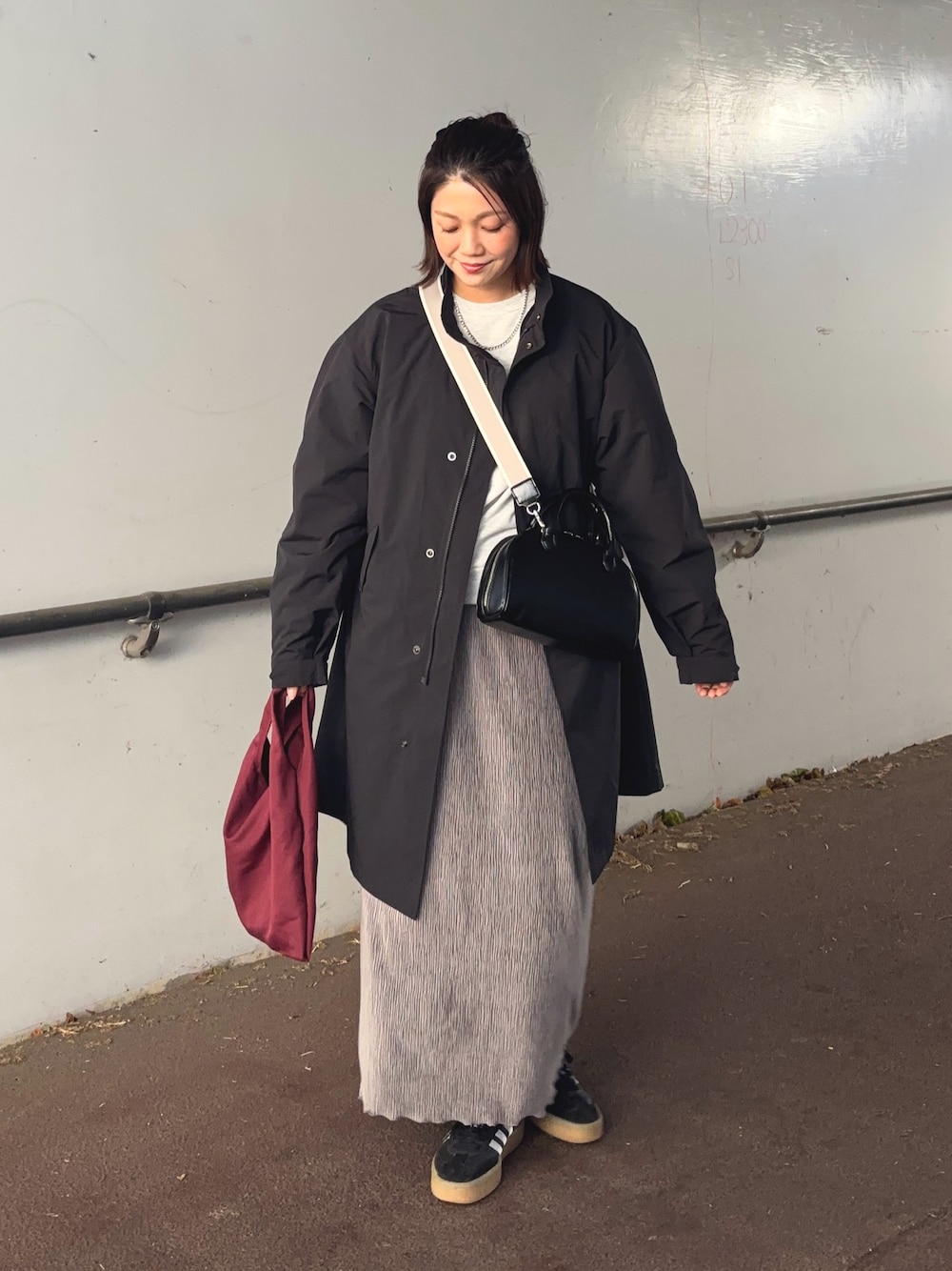 「休日スタイル、モノトーン、シンプルコーデ、差し色(赤)、ボストンバッグ、ショルダーバッグ、UNIQLO、ママコーデ、スタイルアップ、ショッピング」｜「UNIQLOのMEN'S,Sサイズ,09 BLACK（ジャケット/アウター、ブラック系）」を使った、𝙮𝙪𝙠𝙞さん（レディース・158cm）の冬コーディネートの1枚目の写真