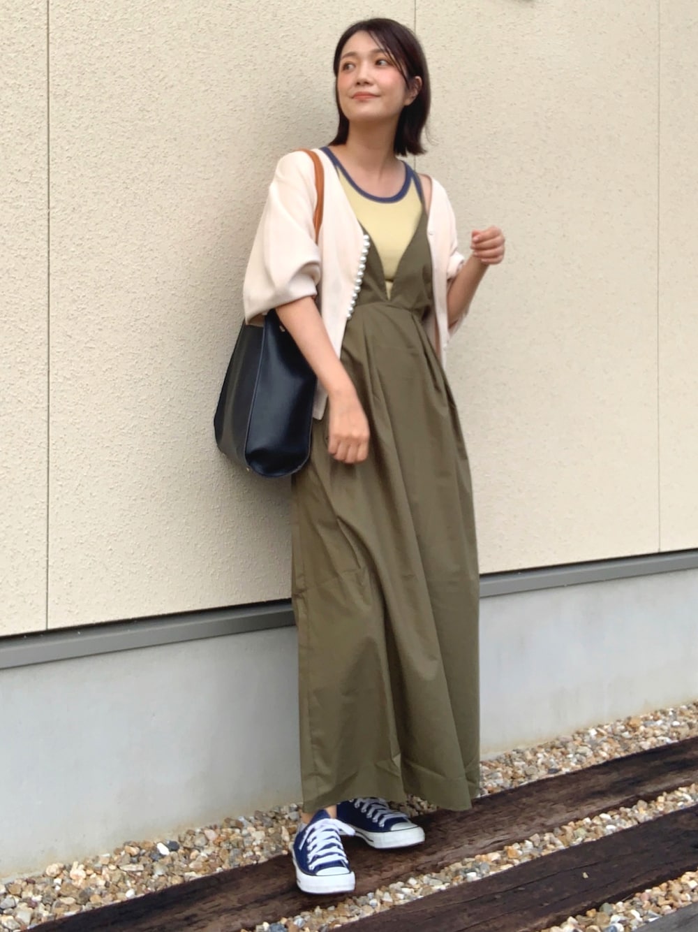 「秋服準備はじめました、今日のコスメと服、きれいめカジュアル、ママコーデ、レイヤードスタイル、カラー×コーデ、カーキ、イエロー、ワンピース、キャミワンピ、タンクトップ、カーディガン、ショルダーバッグ、スニーカー、converse」｜「HER CLOSETの【shemoshelly】WEB限定バックリボンキャミワンピース（ワンピース、グリーン系）」を使った、𝙮𝙪𝙠𝙞さん（レディース・158cm）の秋コーディネートの1枚目の写真