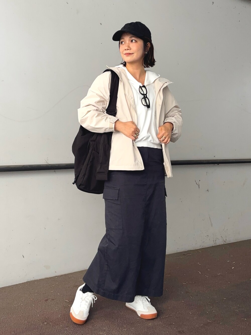 「春めき満開コーデ、春コーデ、春アウター、ウィンドブレーカー、春ニット、ナロースカート、スニーカー、UNIQLO、キャップ、ショルダーバッグ」｜「OPAQUE.CLIPのNewhattan コットンツイルキャップ（キャップ、ブラック系）」を使った、𝙮𝙪𝙠𝙞さん（レディース・158cm）の春コーディネートの1枚目の写真