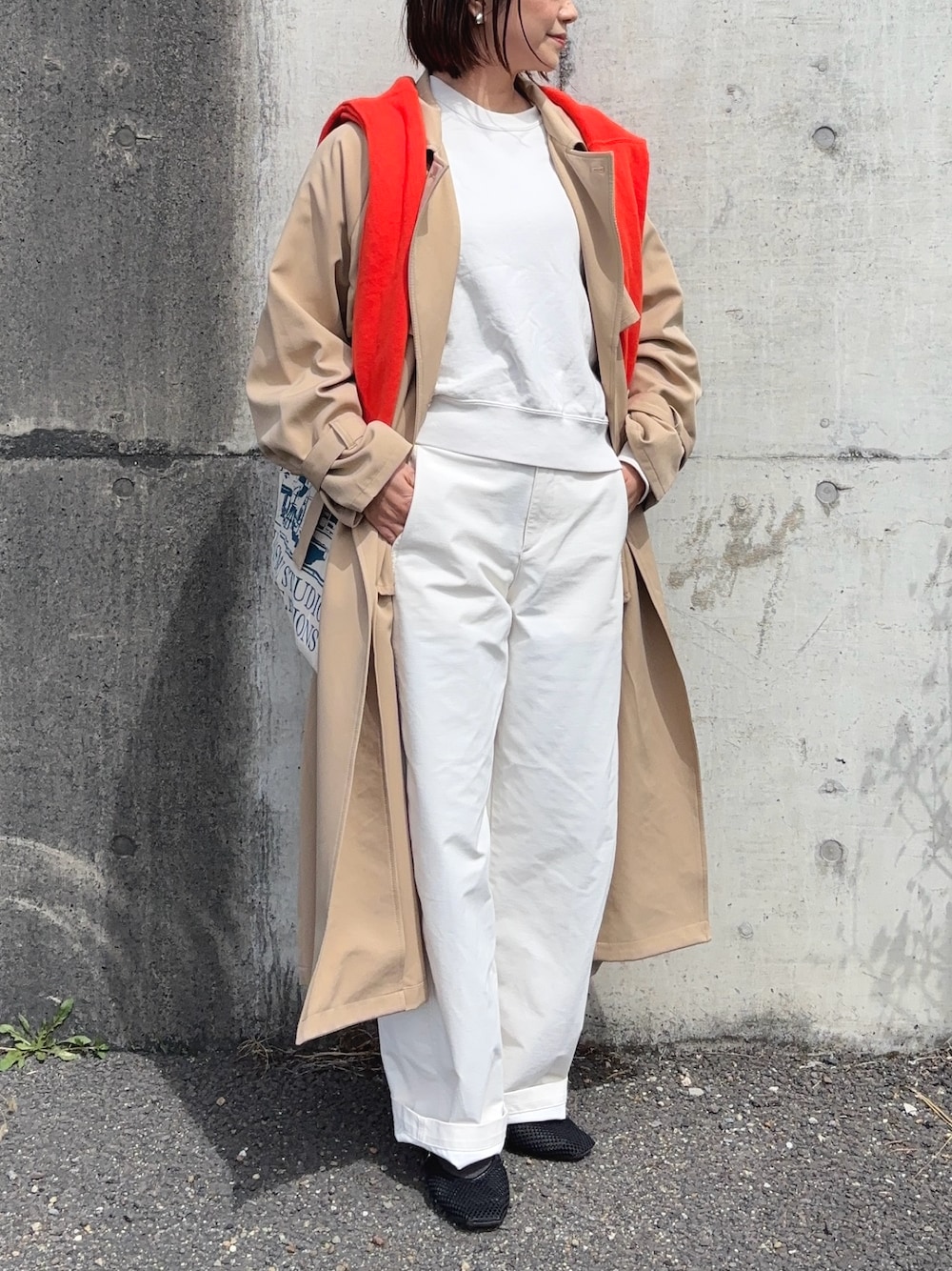 「春めき満開コーデ、トレンチコート、春アウター、春色、差し色コーデ、スウェット、ホワイトコーデ、UNIQLO、バレルパンツ、トートバッグ、ママコーデ」｜「UNIQLOの01 オフホワイト,Mサイズ（スウェット、ホワイト系）」を使った、𝙮𝙪𝙠𝙞さん（レディース・158cm）の春コーディネートの1枚目の写真