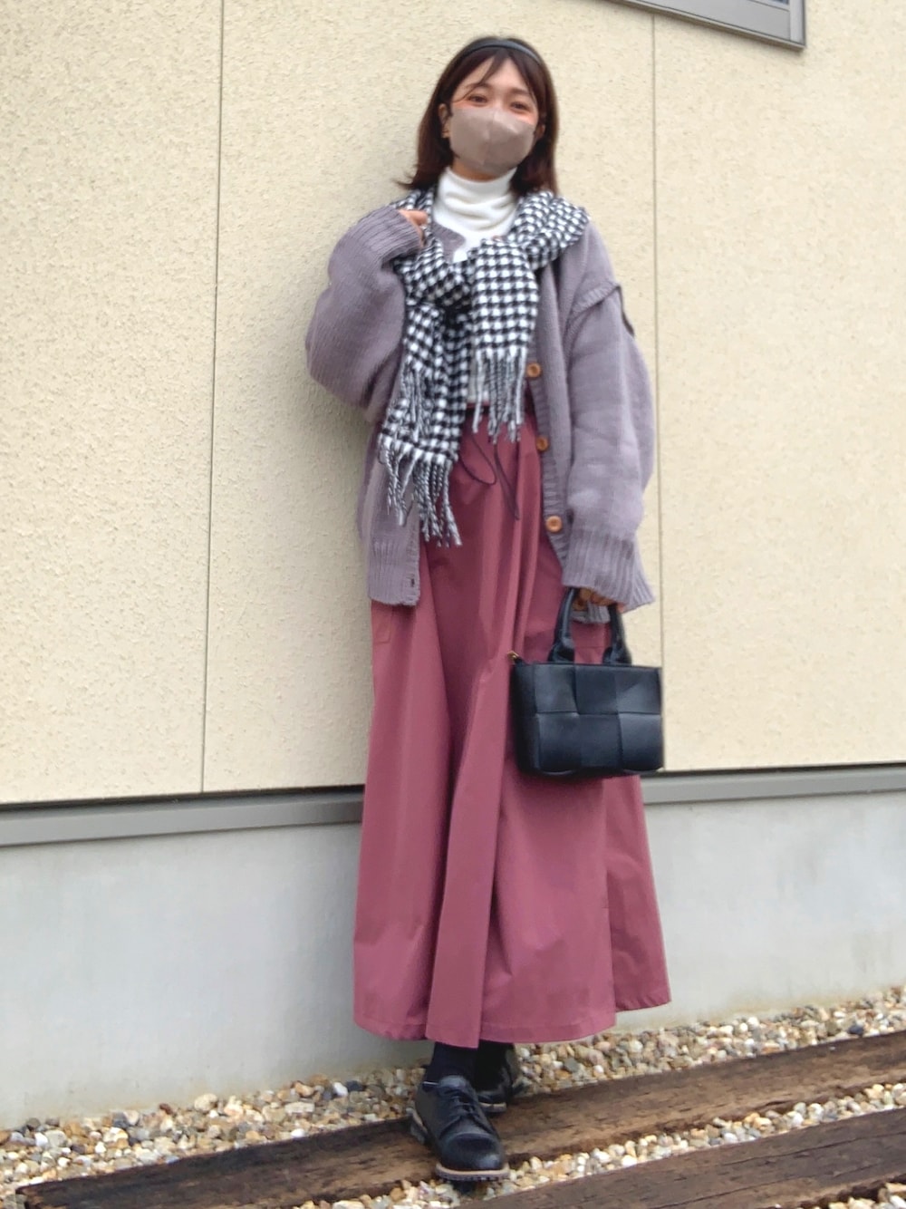 「大人ガーリー、きれいめカジュアル、冬コーデ、ママコーデ、レイヤードスタイル、チェック、マフラーぐるぐる、千鳥柄、グレー、ニット、カーディガン、ピンク、カーゴスカート、ユニクロ、フリース」｜「KOBE LETTUCEの［ WEARISTA近藤千尋さん×KOBELETTUCEコラボ ］ マルチWAYニットカーディガン（カーディガン/ボレロ、グレー系）」を使った、𝙮𝙪𝙠𝙞さん（レディース・158cm）の冬コーディネートの1枚目の写真