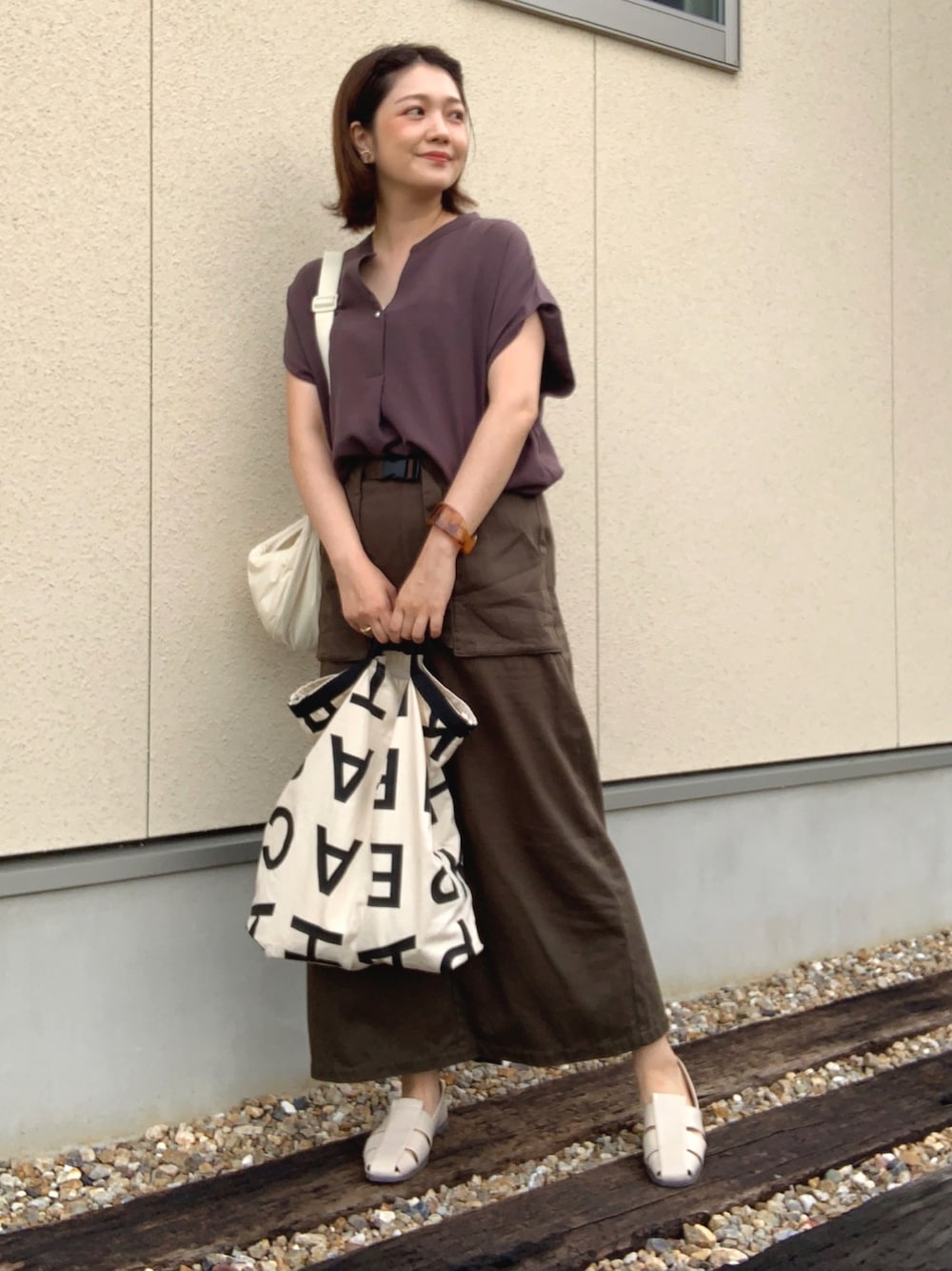 「夏のコスメと服、初夏コーデ、大人カジュアル、ママコーデ、シンプルコーデ、グルカサンダル、ショルダーバッグ、UNIQLO、トートバッグ、アースカラー、ブラウン、チノスカート、バングル、プチプラ」｜「OPAQUE.CLIPのウーリッシュドライストレッチ パールボタンスキッパーブラウス【WEB限定カラー・サイズ】（シャツ/ブラウス、ブラウン系）」を使った、𝙮𝙪𝙠𝙞さん（レディース・158cm）の春コーディネートの1枚目の写真