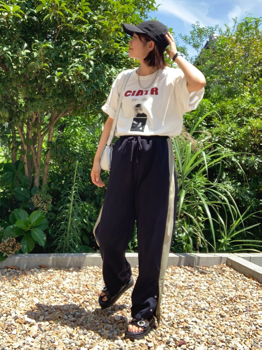 「夏コーデ、夏セールで買いました、ママコーデ、モノトーン、メンズライク、シンプルコーデ、キャップ、トラックパンツ、ロゴT、グラフィックＴ、ビッグシルエット、サンダル、シルバー」｜「ChillfarのグラフィックミックスTシャツ（Tシャツ/カットソー、ホワイト系）」を使った、𝙮𝙪𝙠𝙞さん（レディース・158cm）の夏コーディネートの1枚目の写真