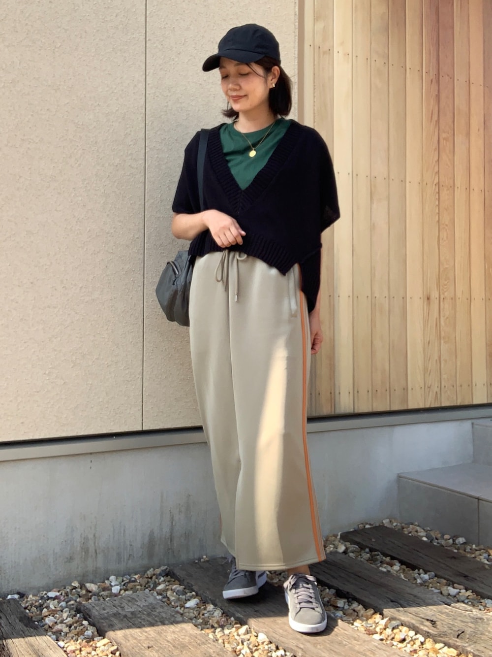 「秋服まるっと大公開、休日スタイル、ママコーデ、レイヤードスタイル、スポーツミックス、ベスト、ニット、トラックスカート、ロングスカート、スニーカー、キャップ、ショルダーバッグ、グリーン、オレンジ」｜「SENSE OF PLACE by URBAN RESEARCHのオーガニックコットンフレンチスリーブTシャツ（Tシャツ/カットソー、グリーン系）」を使った、𝙮𝙪𝙠𝙞さん（レディース・158cm）の秋コーディネートの1枚目の写真