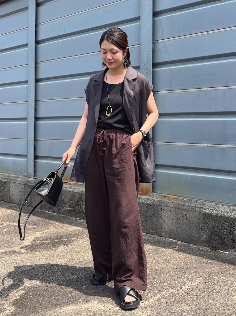 「夏ルックで気分アップ、UNIQLO、ノースリーブ、厚底シューズ、シアーベスト、ママコーデ、ブラウンパンツ、リネンパンツ、イージーパンツ、キャミソール、ブラトップ、ミニバッグ」｜「UNIQLOのBLACK,Mサイズ（キャミソール、ブラック系）」を使った、𝙮𝙪𝙠𝙞さん（レディース・158cm）の夏コーディネートの1枚目の写真