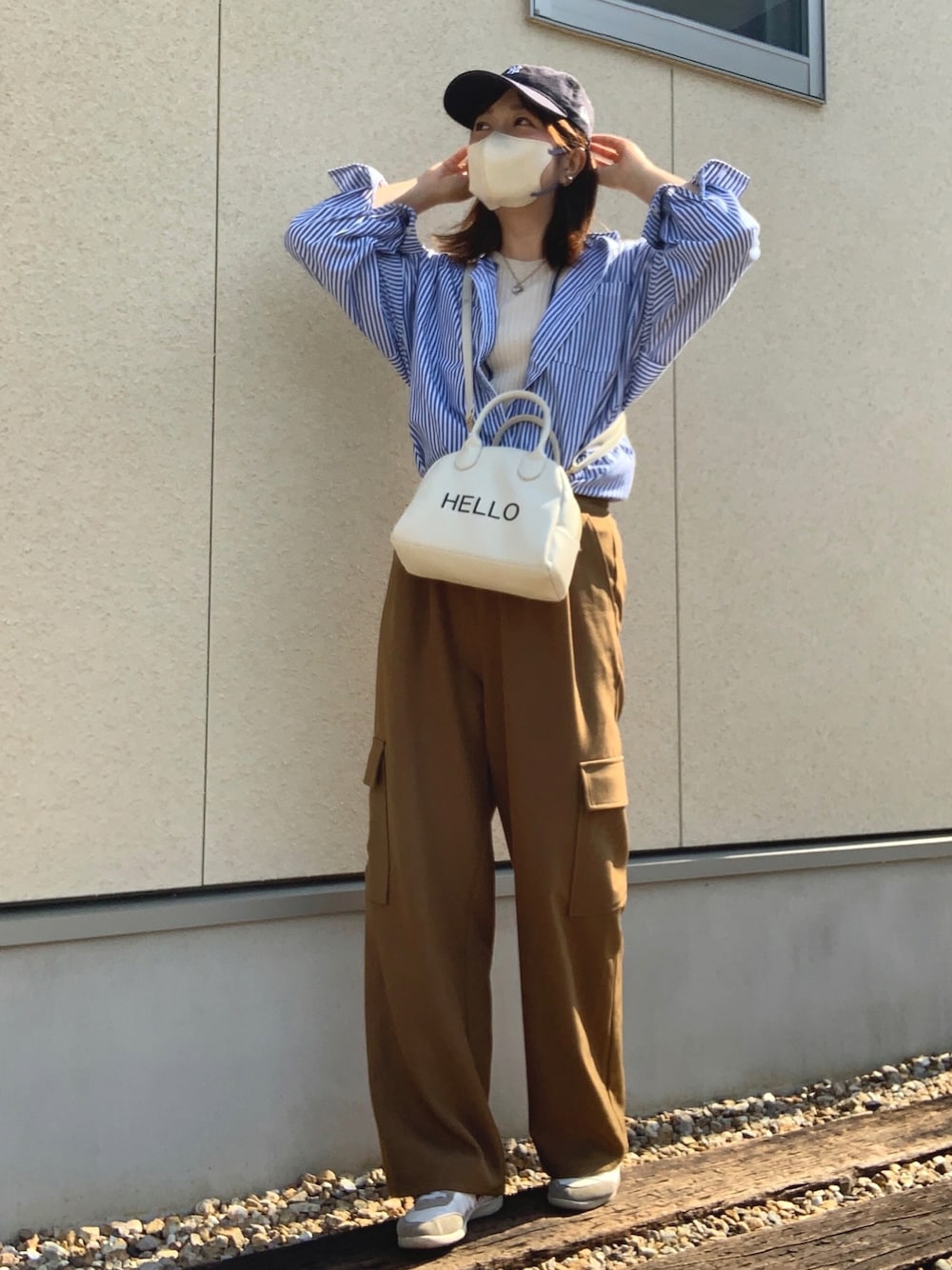 「春コーデ、ママコーデ、大人カジュアル、レイヤードスタイル、シャツスタイル、ストライプシャツ、ブルー、キャップ、カーゴパンツ、白スニーカー、ショルダーバッグ、ボストンバッグ」｜「GeeRAの衿付ストライプカラーシャツ（シャツ/ブラウス、ブルー系）」を使った、𝙮𝙪𝙠𝙞さん（レディース・158cm）の春コーディネートの1枚目の写真