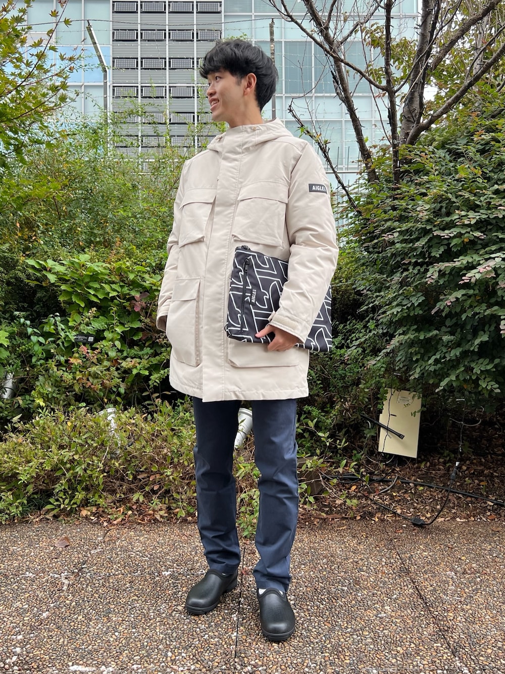 「シンプルコーデ、カジュアルコーデ、大人カジュアル」｜「AIGLEの透湿防水 インサレーションフーデッドロングジャケット（ダウンジャケット/コート、ホワイト系）」を使った、KOKIさん（メンズ・181cm）の冬コーディネートの1枚目の写真