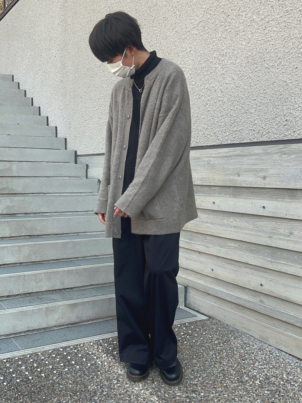 グレー系のカーディガン/ボレロ、ブラック系のTシャツ/カットソー、ブラック系のその他パンツを着用したメンズの春コーディネートの1枚目の写真