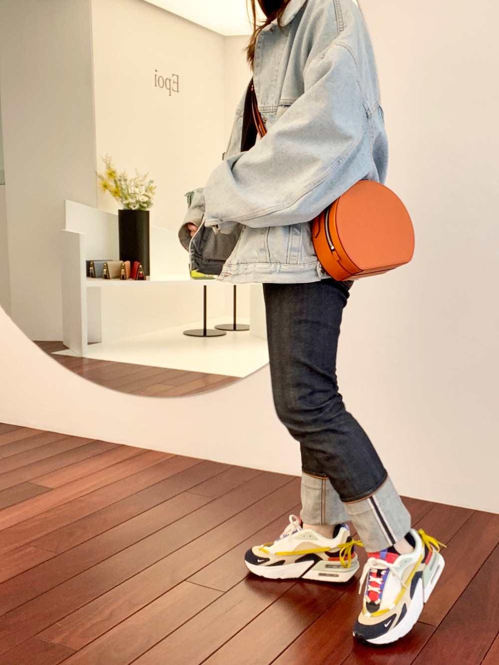 「シンプルコーデ、パンツスタイル、スニーカー、低身長、メンズライク、NIKE、カジュアルコーデ、ジーンズ、Epoi  #スタッフコーデ、Epoi、モノトーン」｜「DIESELのアイテム（デニムジャケット、ブルー系）」を使った、Aiさん（レディース・155cm）の春コーディネートの1枚目の写真