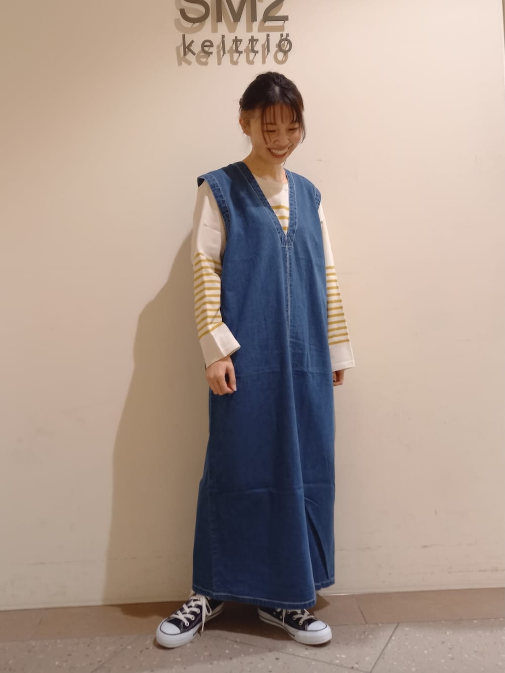 「春コーデ、ラフコーデ、プチプラコーデ、楽チンコーデ、オトナカジュアル、ジャンスカ、スニーカー女子、ワンピーススタイル、リラックススタイル、低身長、低身長コーデ、Samansa Mos2、Samansa Mos2 blue、ECODENIM」｜「Samansa Mos2 blueの【ECO DENIM】Vネックジャンスカ（ワンピース、グレー系）」を使った、orisoさん（レディース・151cm）の春コーディネートの1枚目の写真
