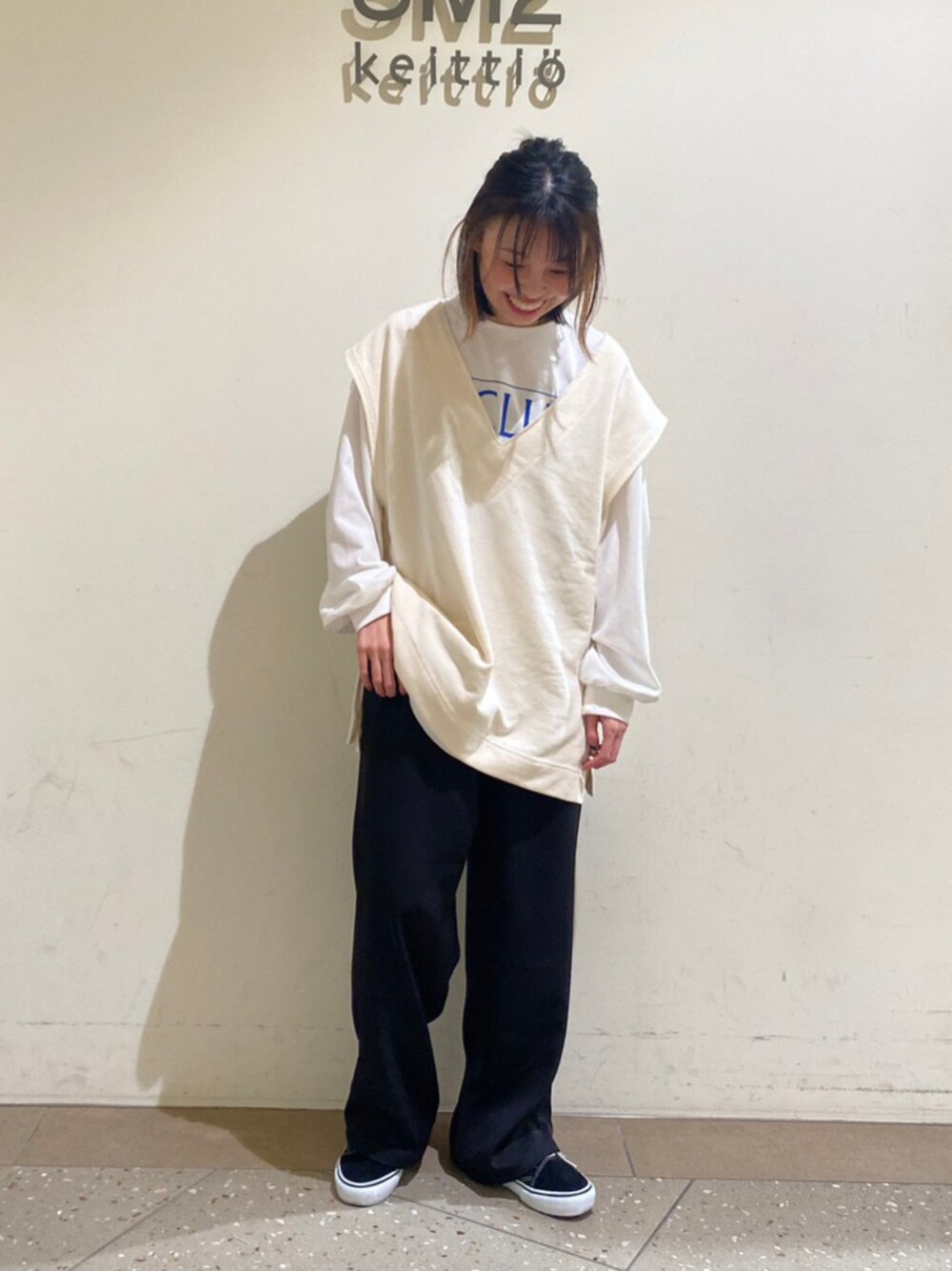 ホワイト系のベスト、ホワイト系のTシャツ/カットソー、ブラック系のその他パンツを着用したレディースの冬コーディネートの1枚目の写真